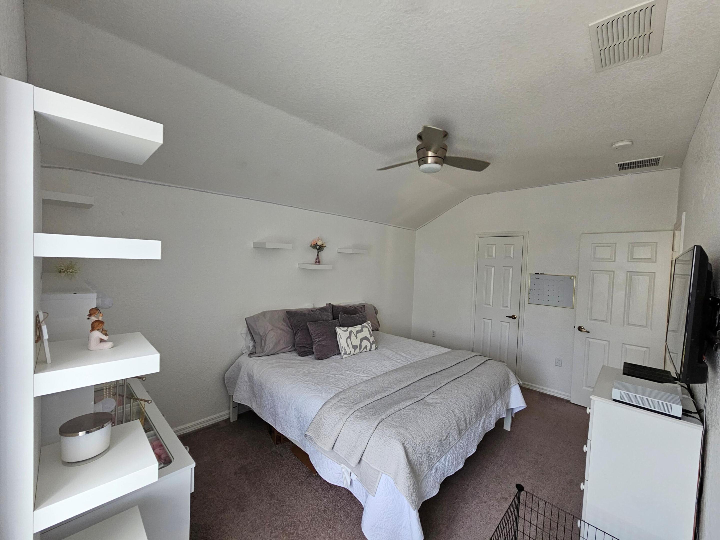 426 Cadiz Loop Property Photo 11