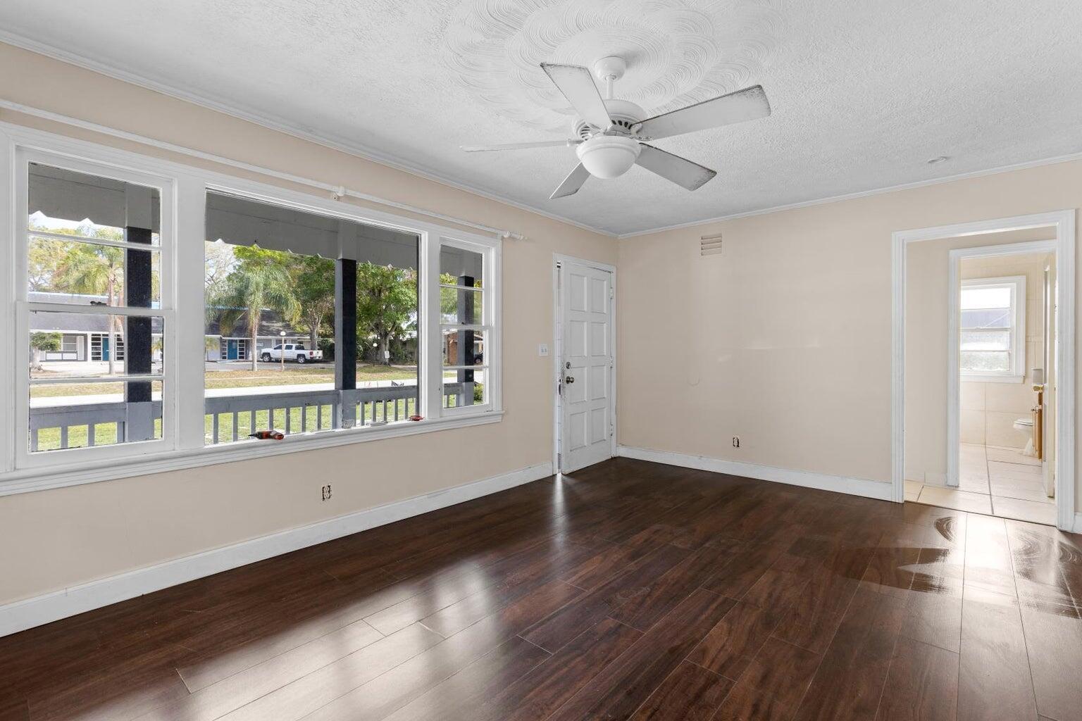 1955 Se 41st Avenue Property Photo 3