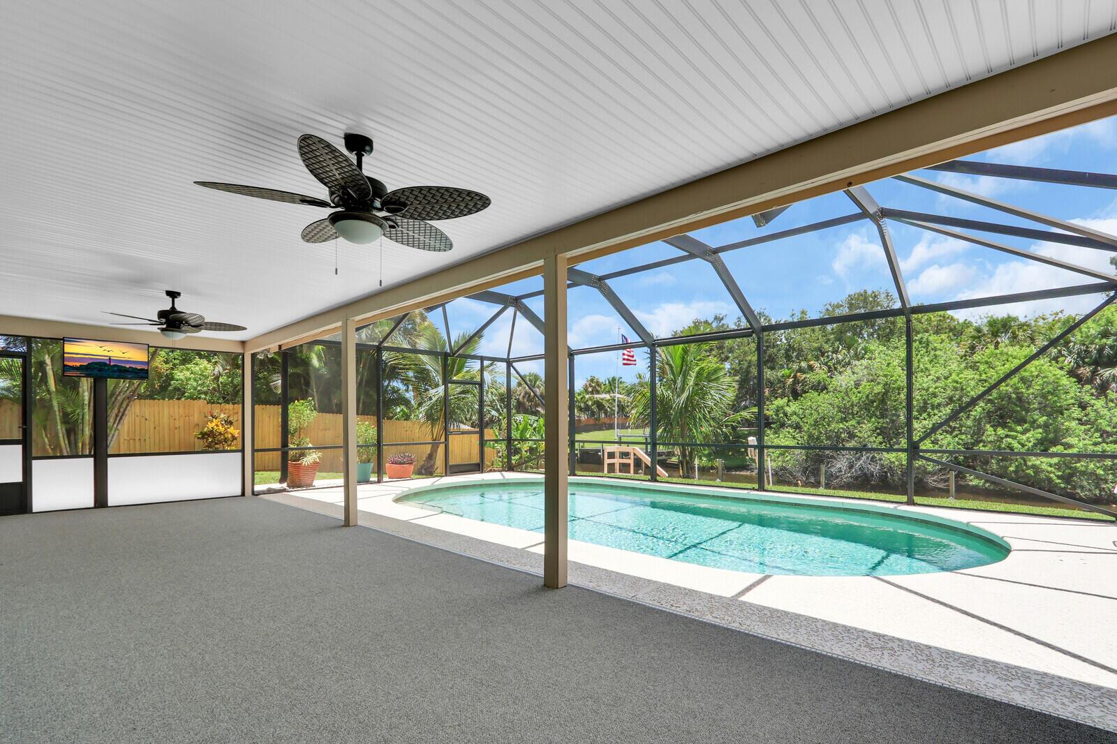 326 Ne Surfside Avenue Property Photo 1