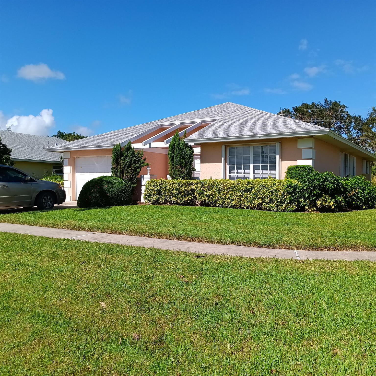 210 N Grove Isle Circle Property Photo 1