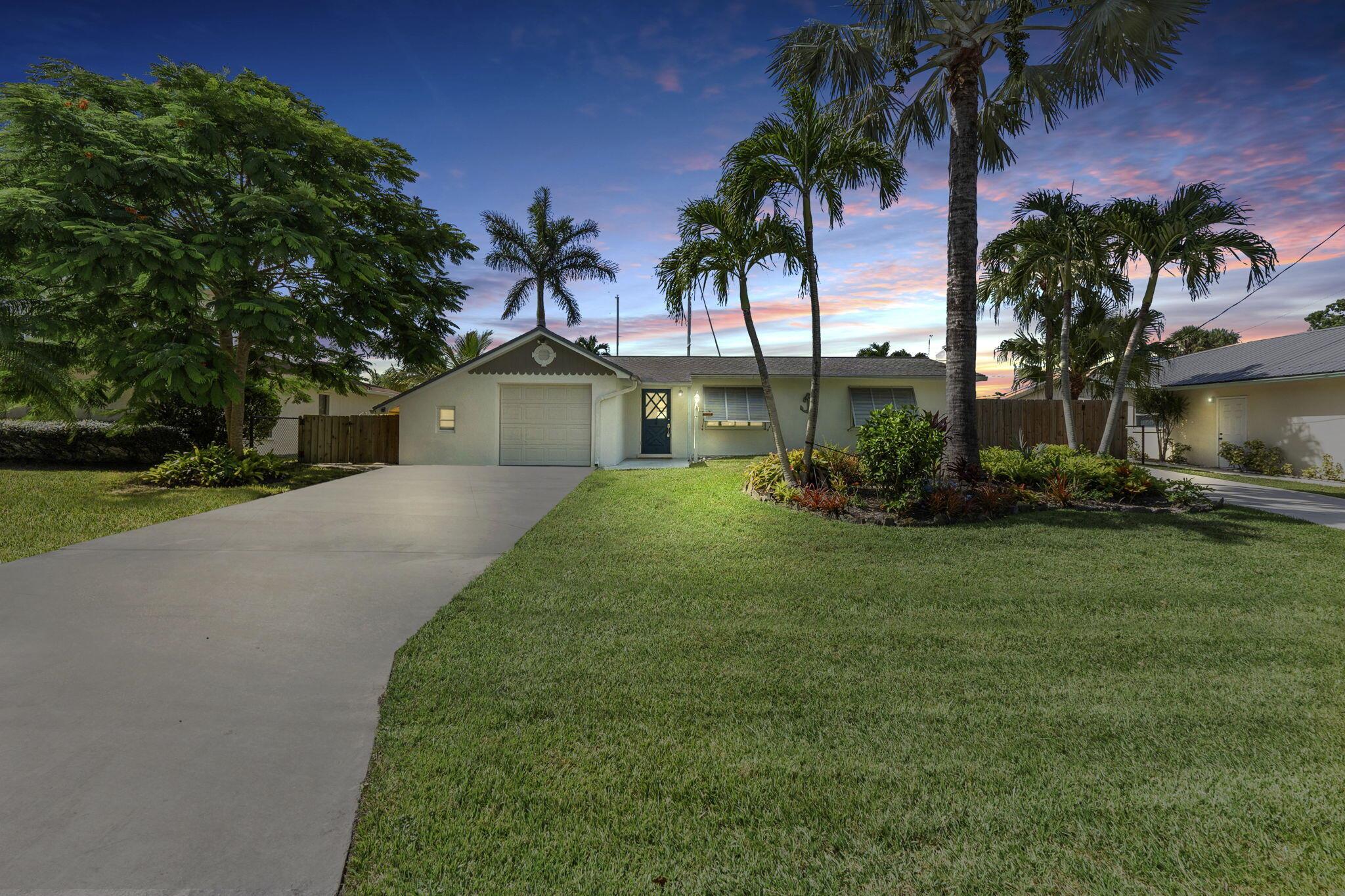 1769 Sw Dyer Point Road Property Photo 1