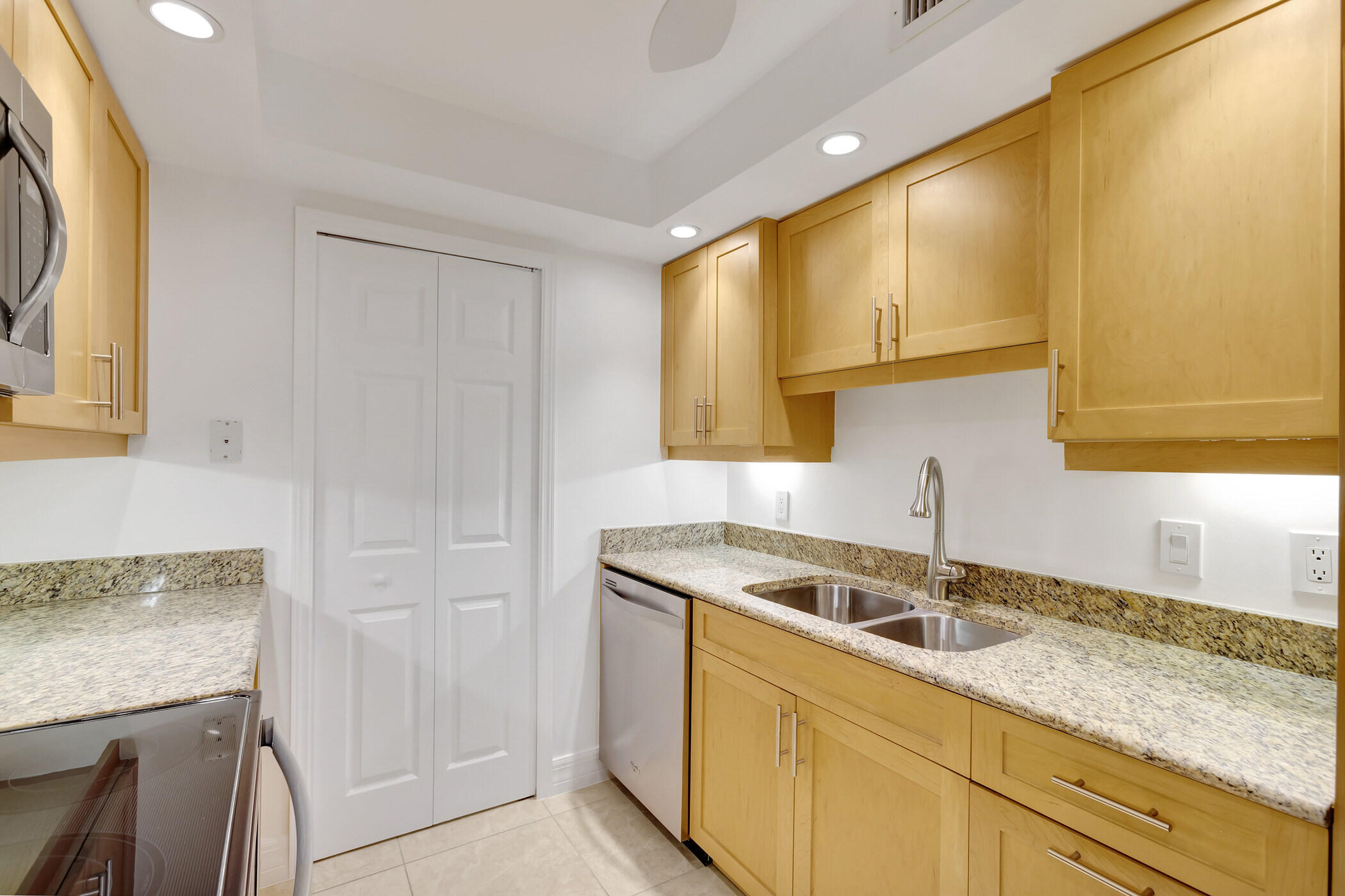 3000 N Ocean Drive 22 G Property Photo 11