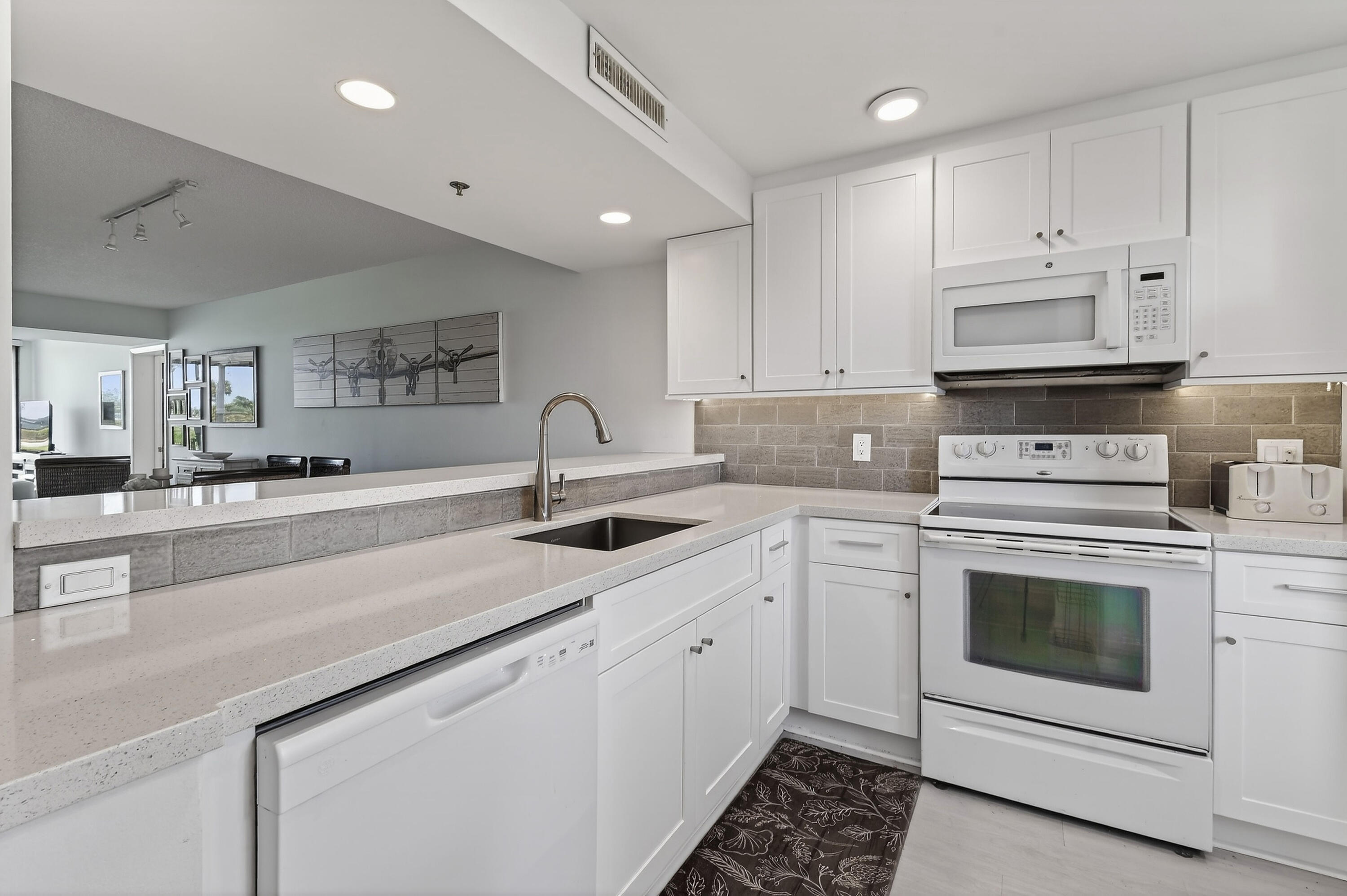R11122067 Property Photo 4