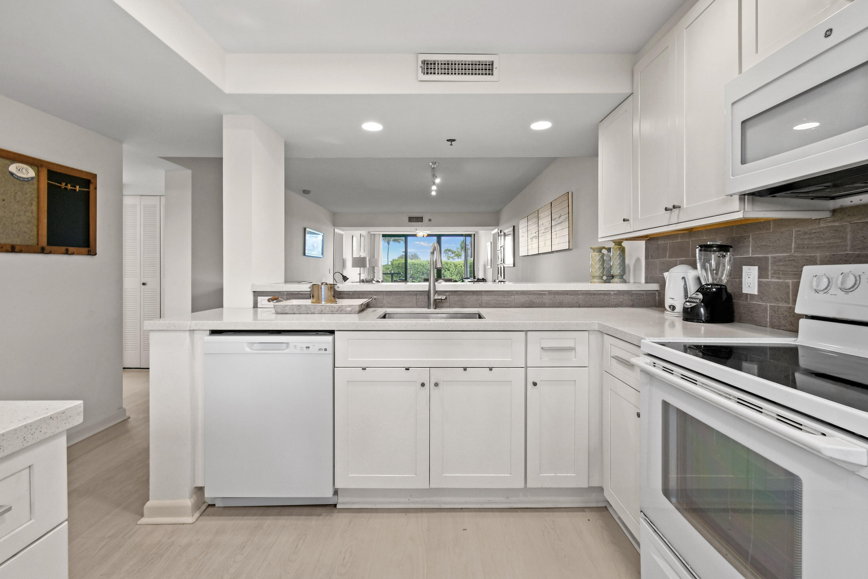 R11122067 Property Photo 5