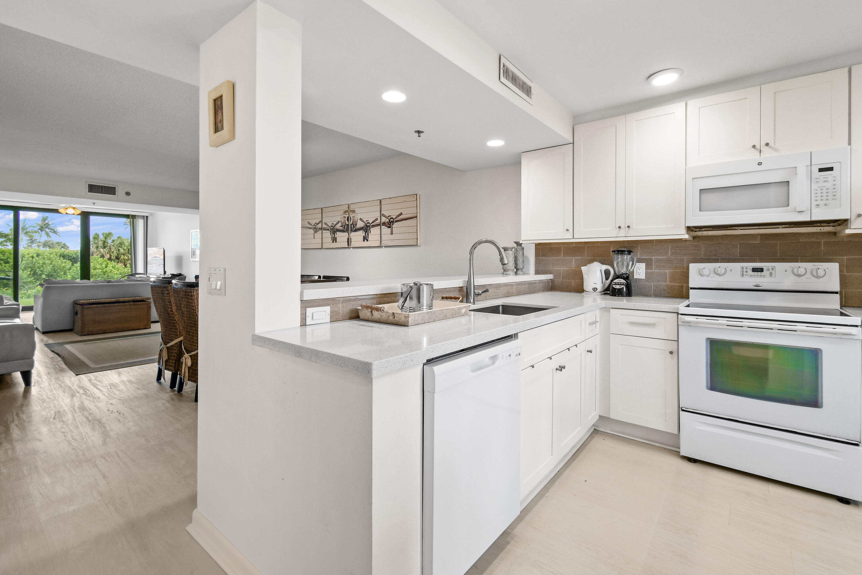 R11122067 Property Photo 6