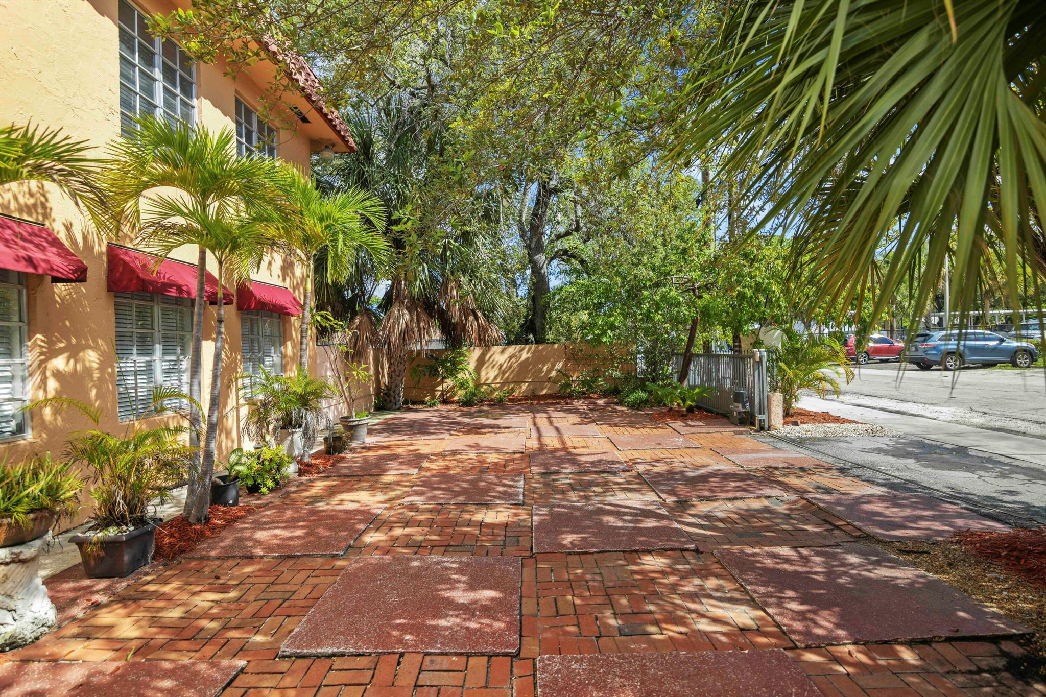 1545 Miami Road Property Photo 11