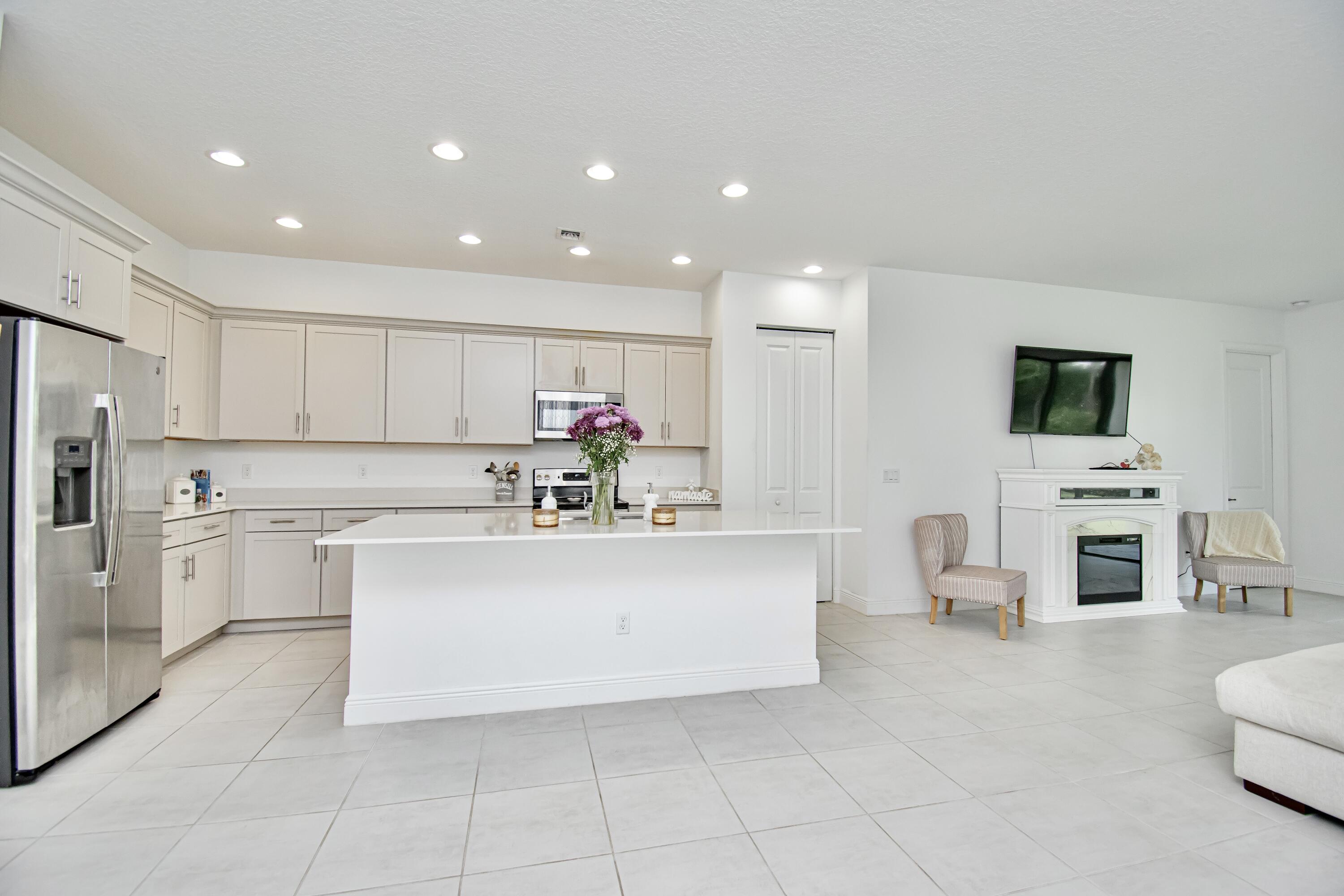 16420 Sandy Shore Drive Property Photo 4