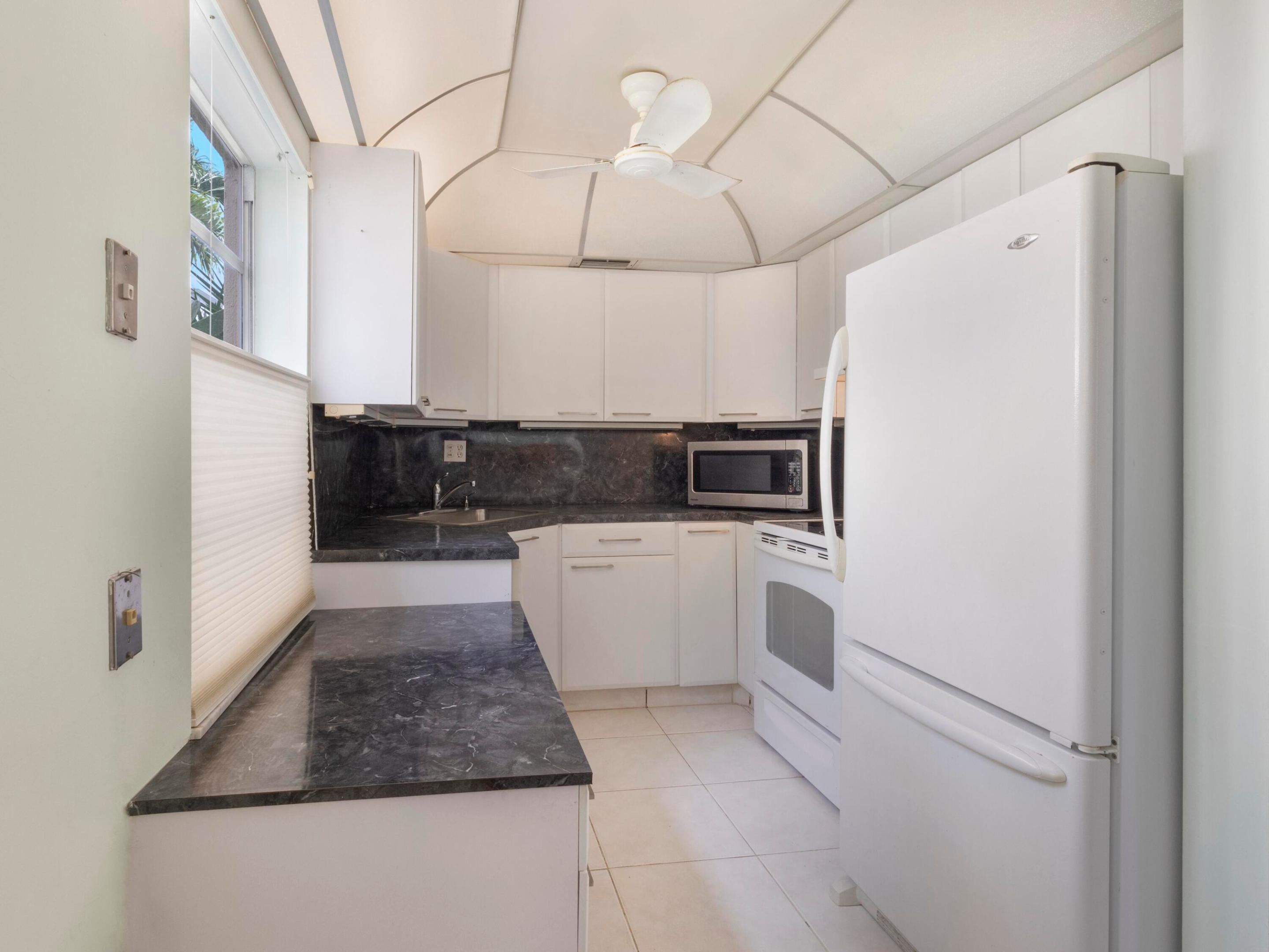 405 Burgundy I Property Photo 1