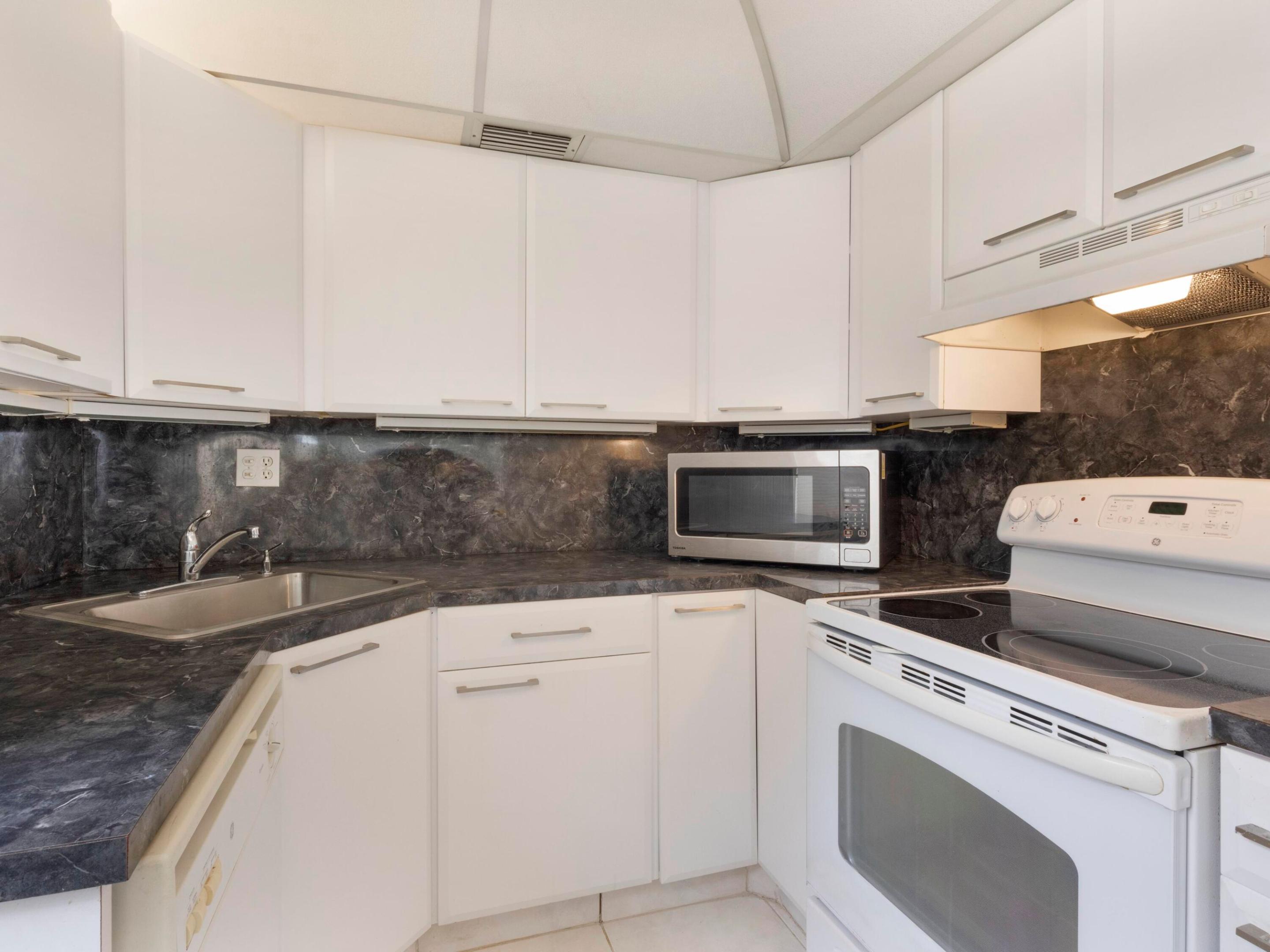 405 Burgundy I Property Photo 2