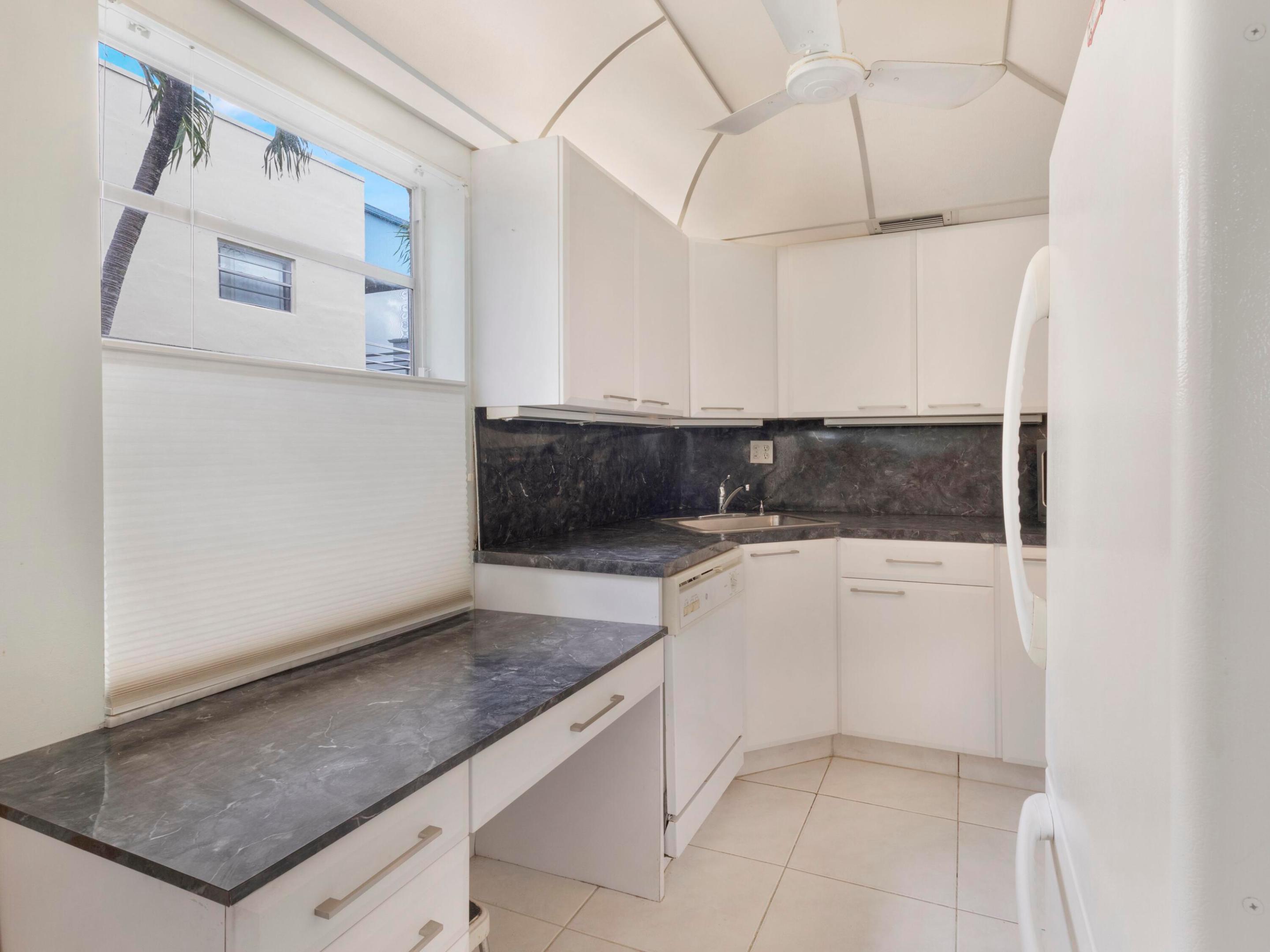 405 Burgundy I Property Photo 3