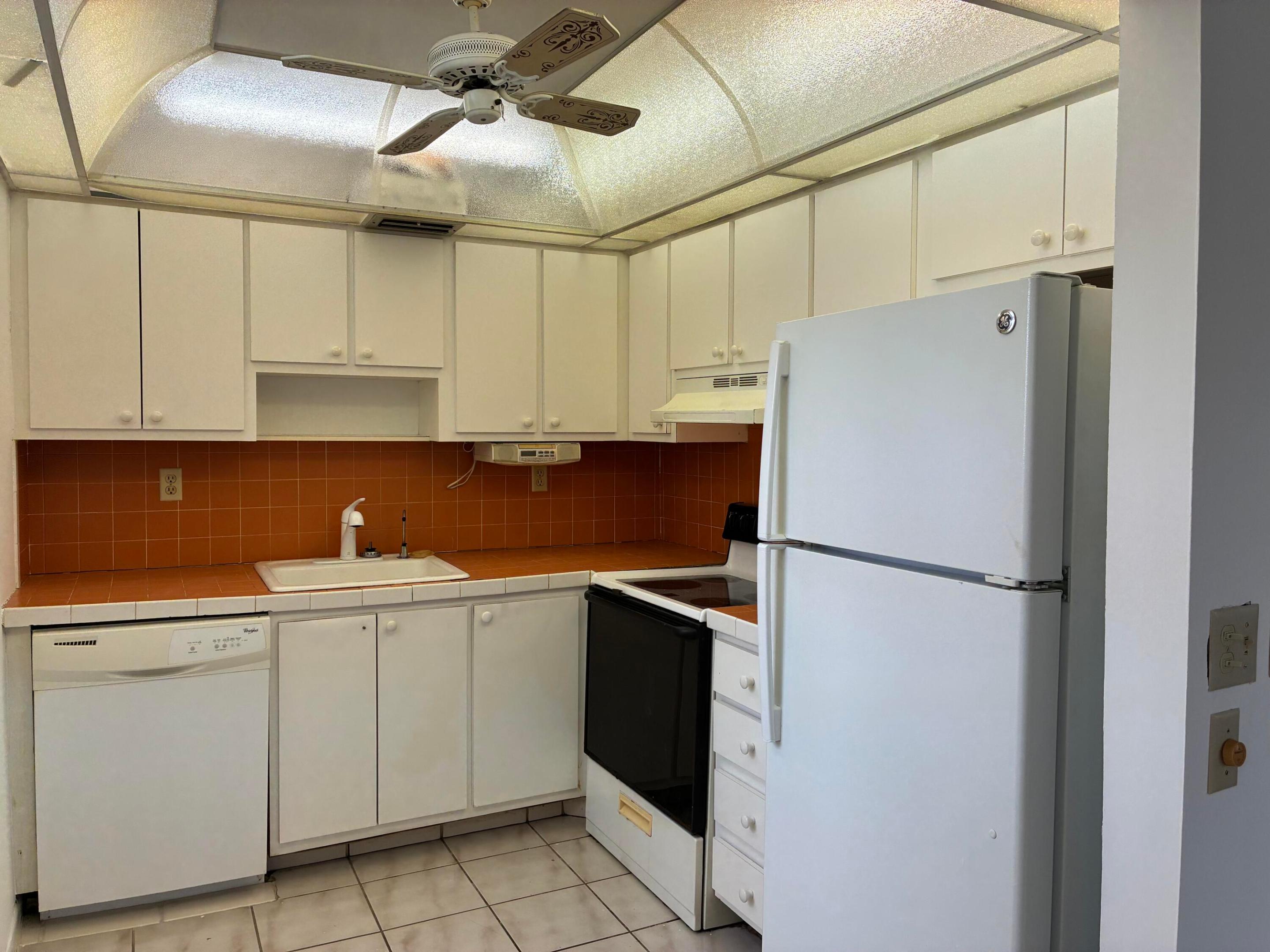 574 Burgundy L 574 Property Photo 4