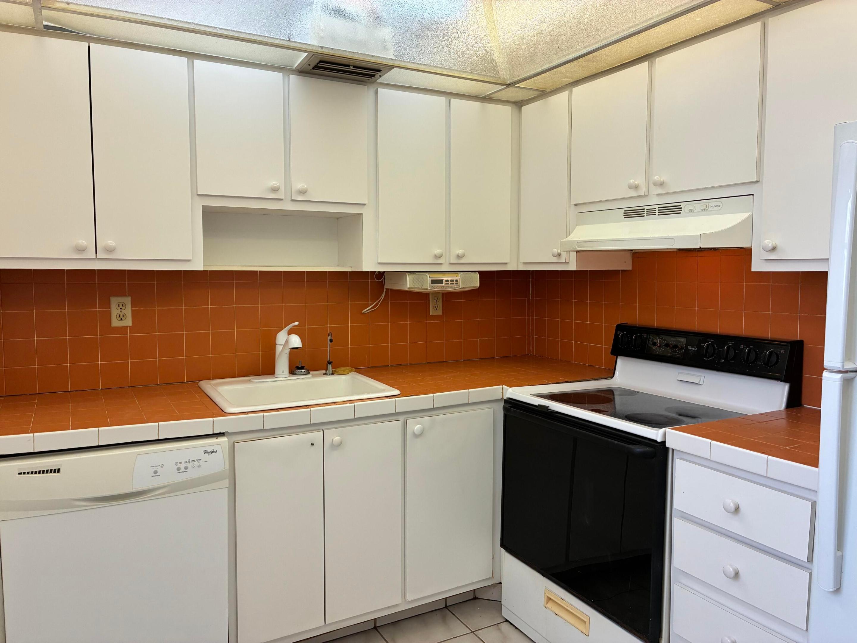574 Burgundy L 574 Property Photo 5