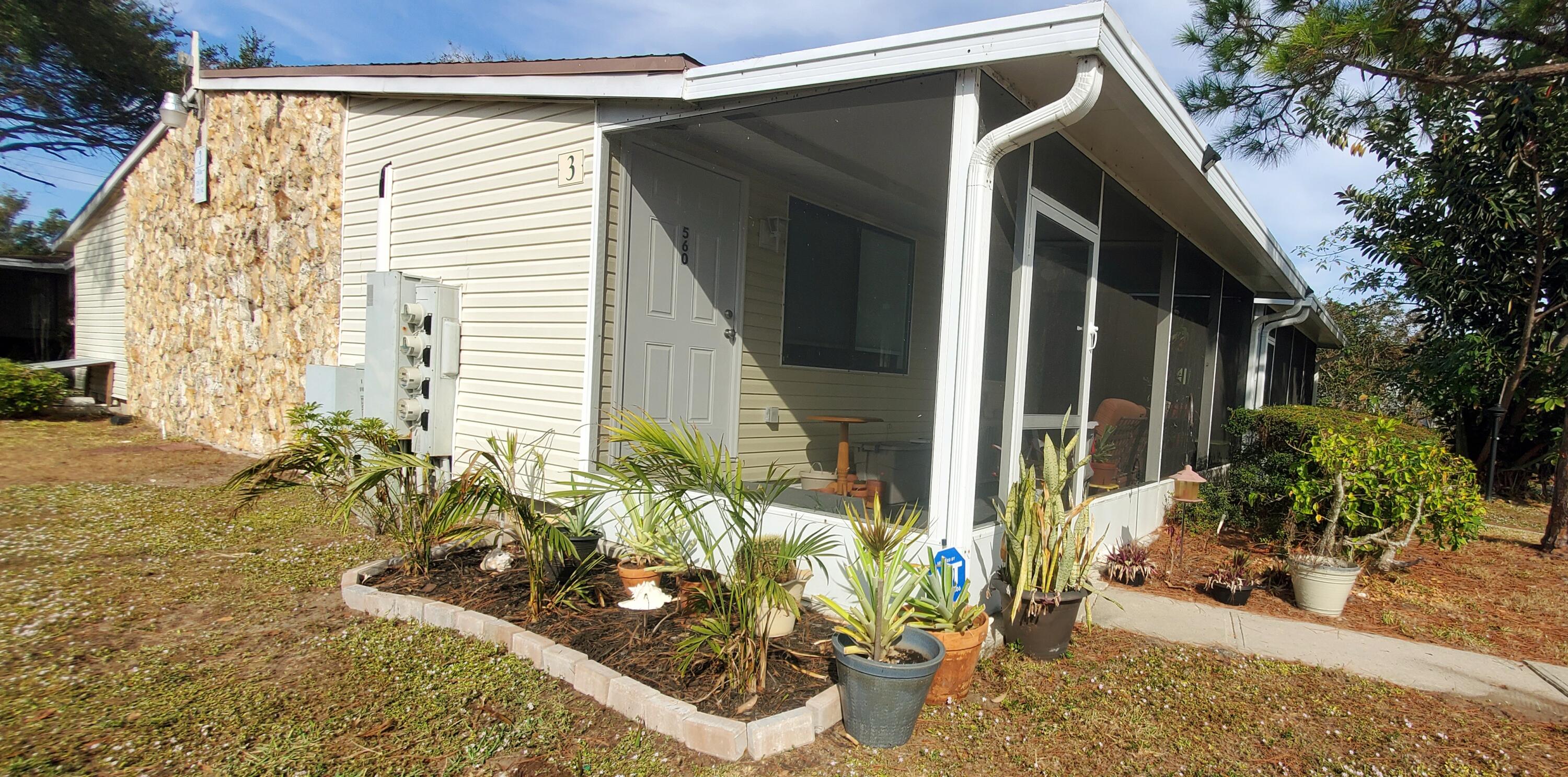 560 7th Place Property Photo 2