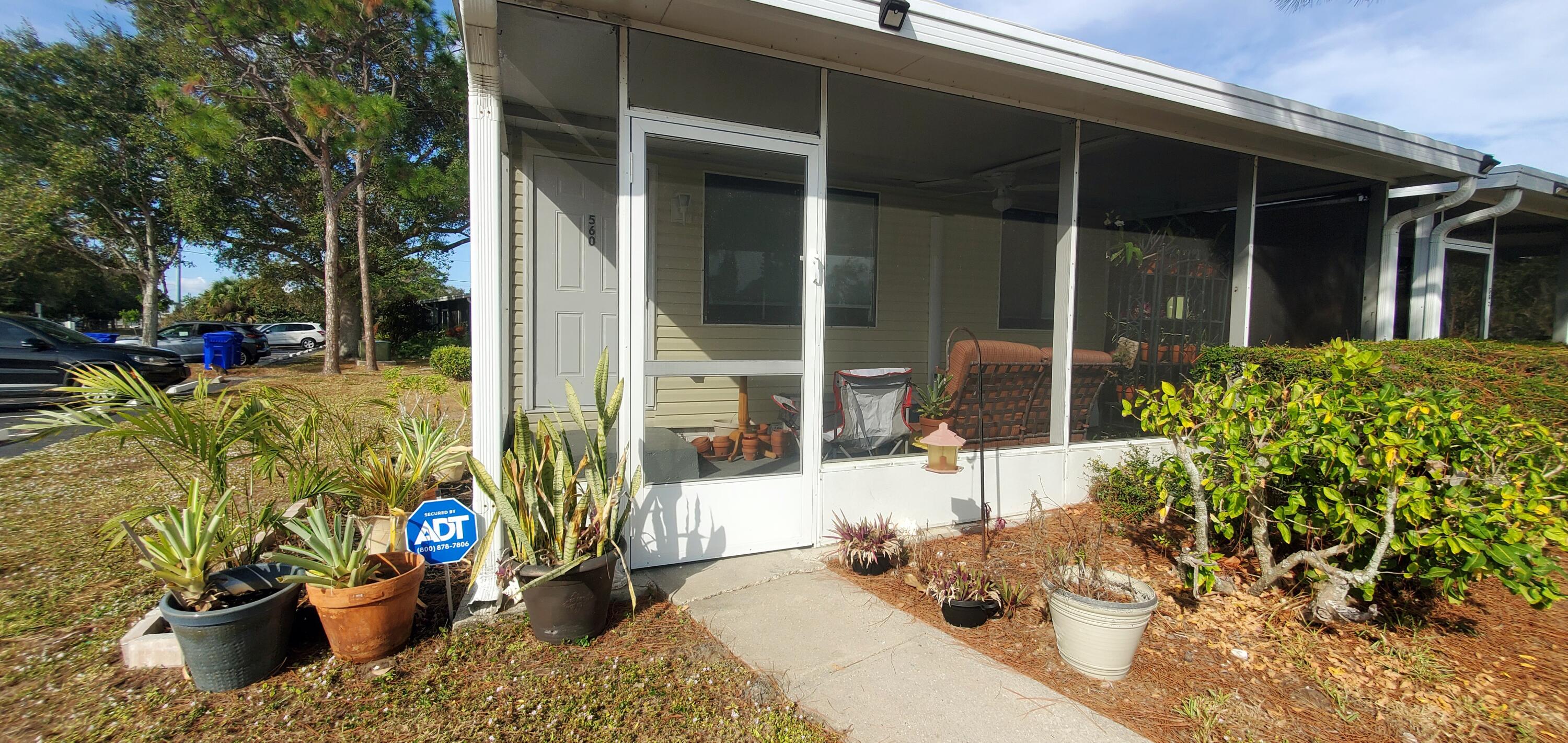 560 7th Place Property Photo 3