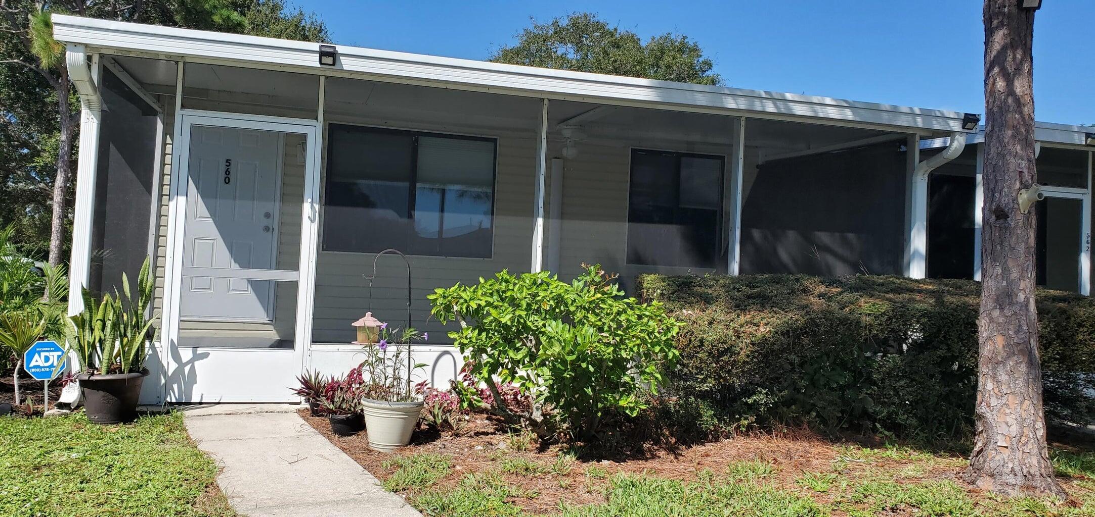 560 7th Place Property Photo 4