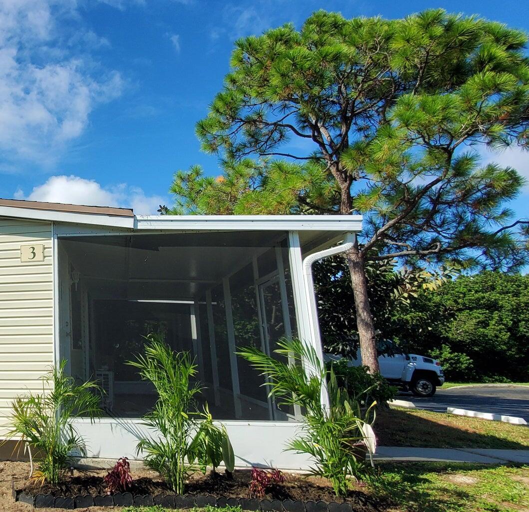 560 7th Place Property Photo 6