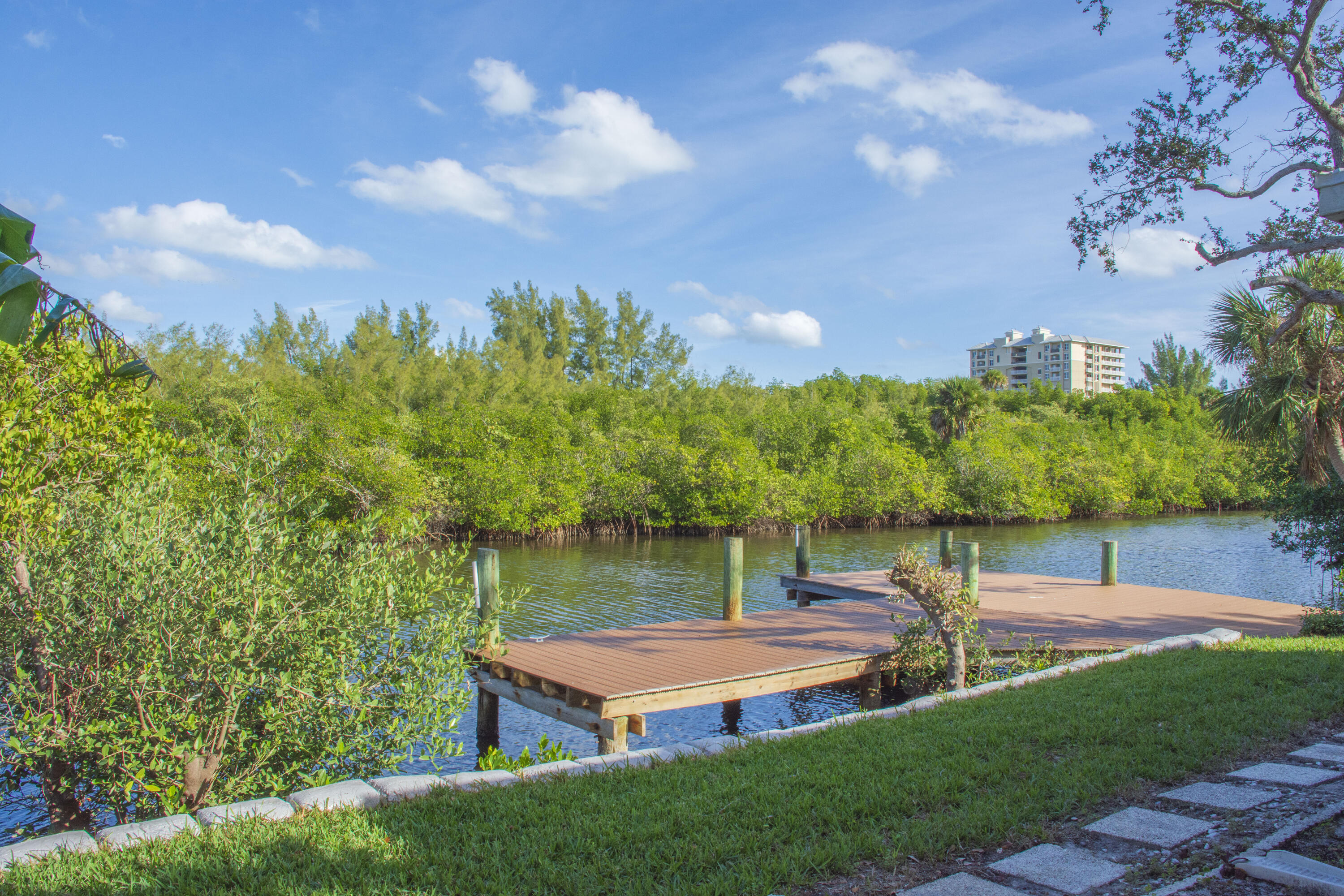 922 Jackson Way Property Photo 3