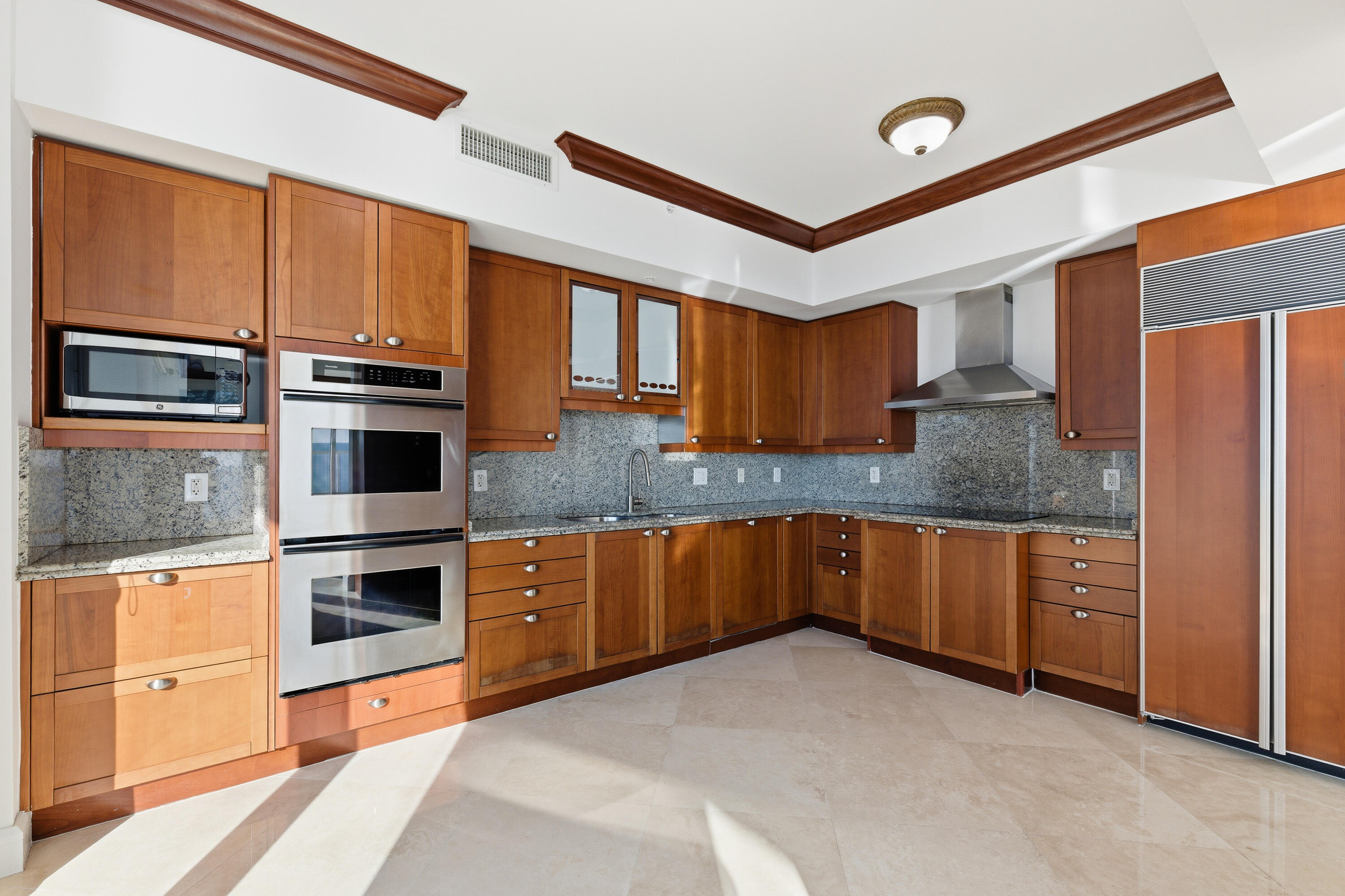 1063 Hillsboro Mile 301 Property Photo 20