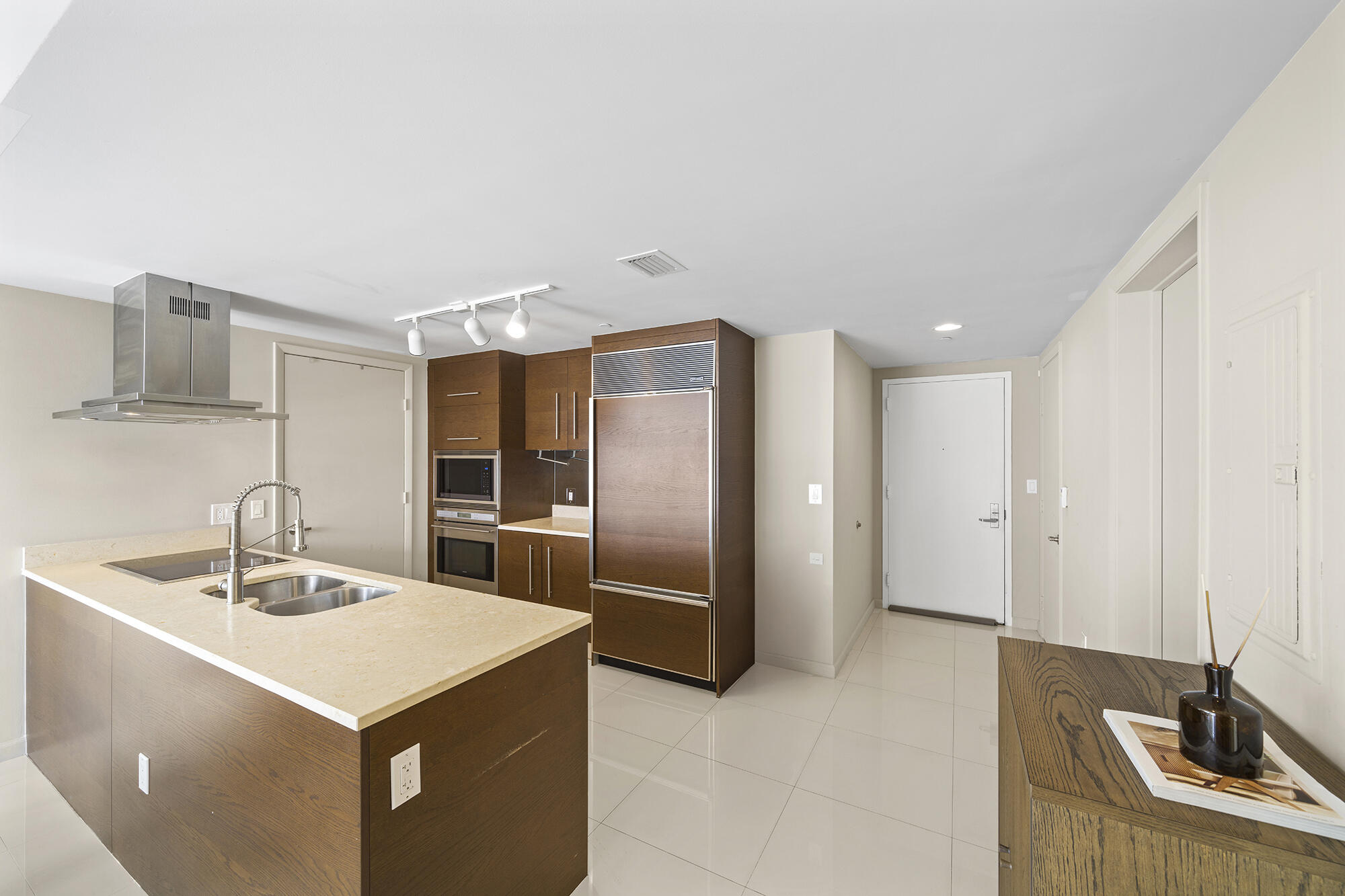 495 Brickell Avenue 911 Property Photo 6