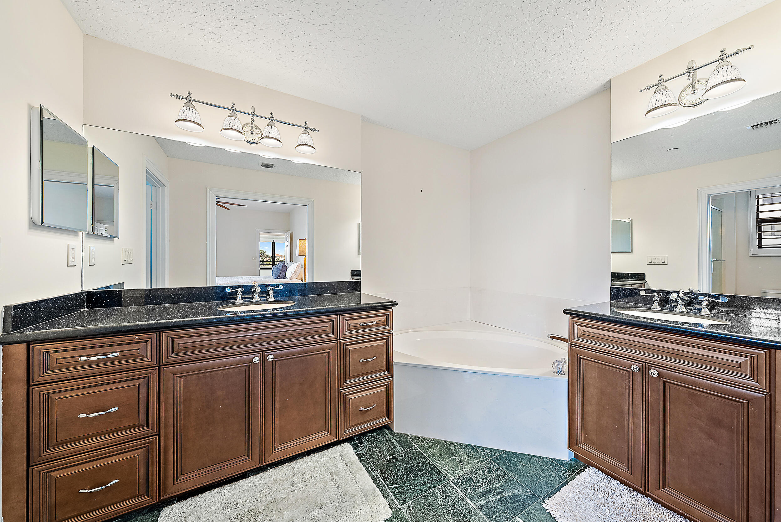 926 Oak Harbour Drive Property Photo 14
