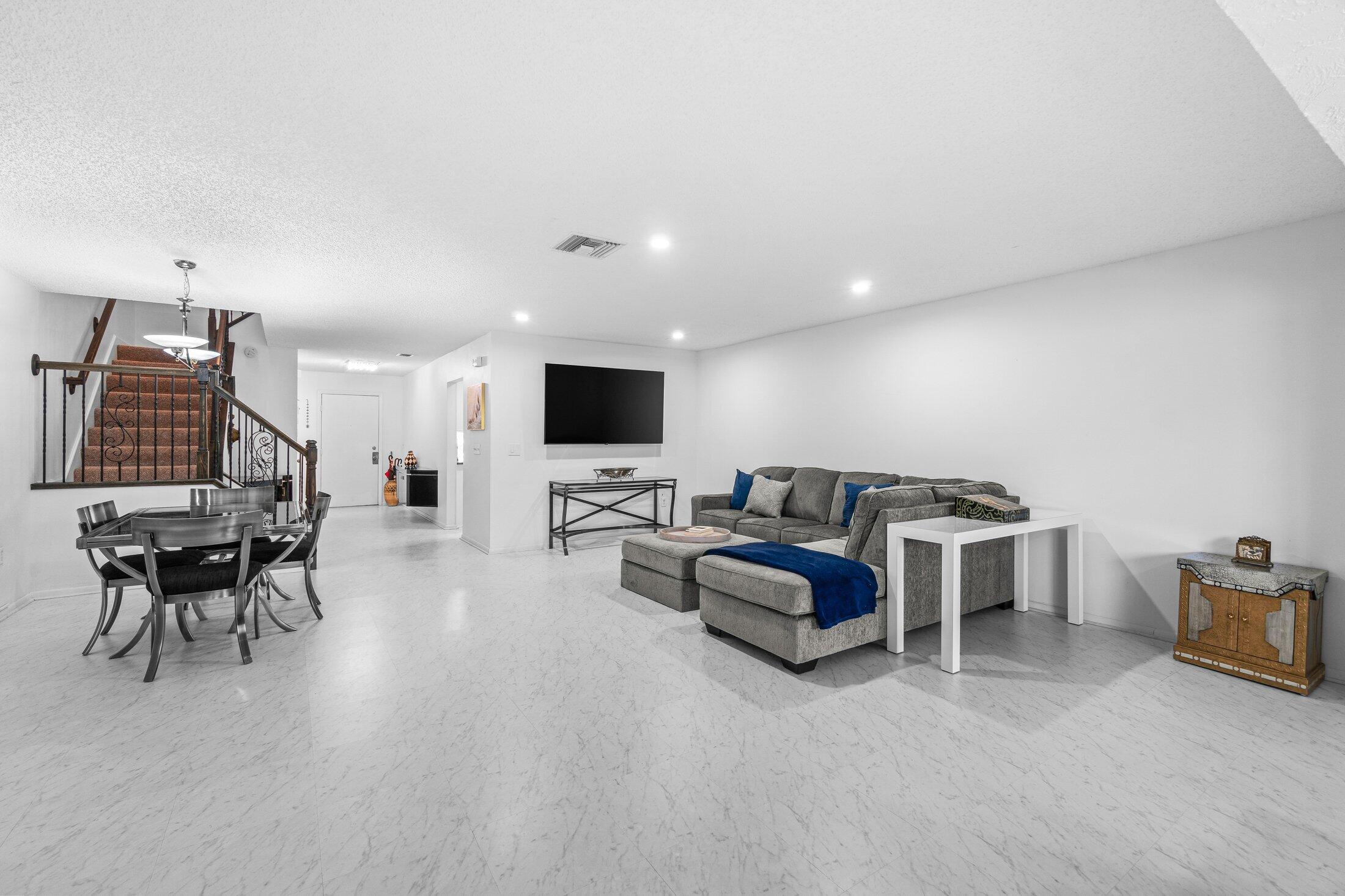 27 Southport Lane C Property Photo 9