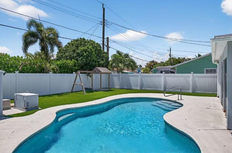 516 E Whitney Drive Property Photo 1