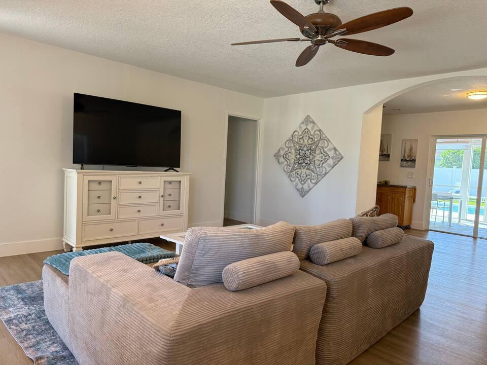 516 E Whitney Drive Property Photo 3