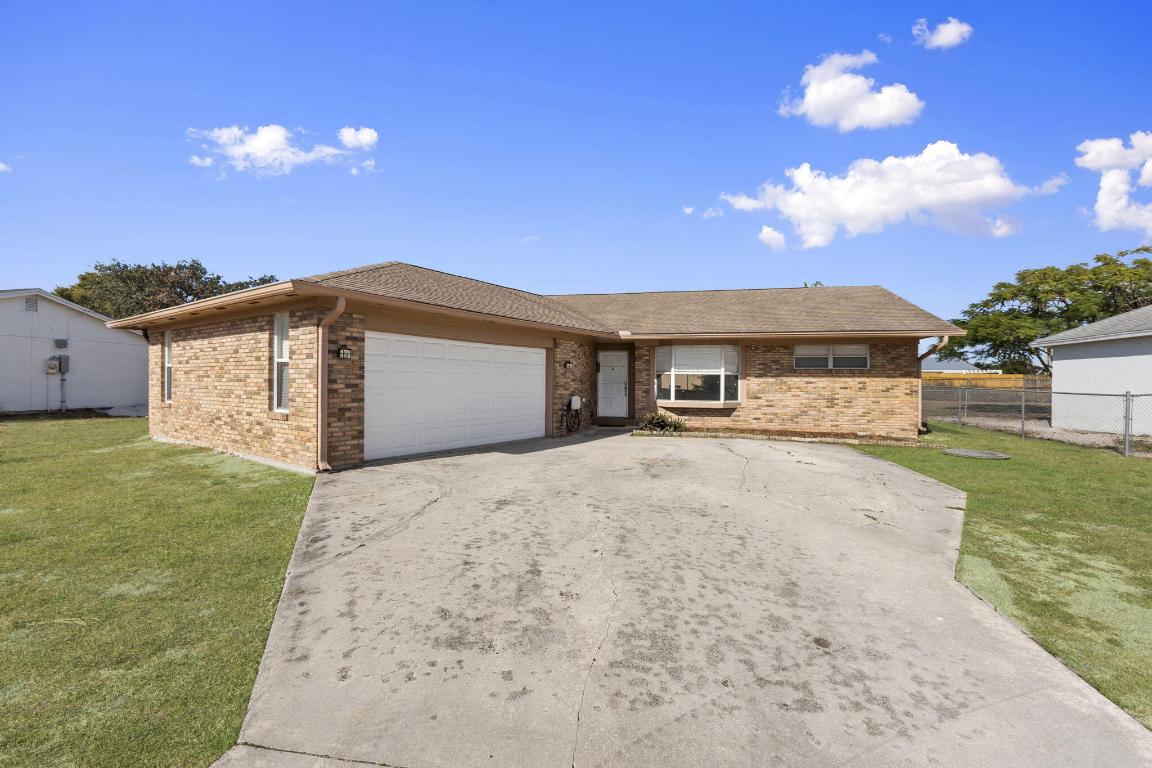 449 Se Oakridge Drive Property Photo 2