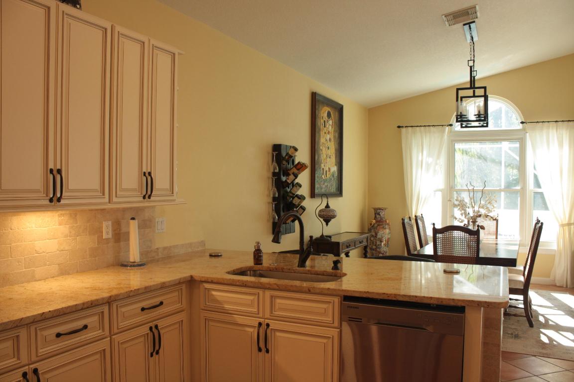 639 Sw Lake Charles Circle Circle Property Photo 6