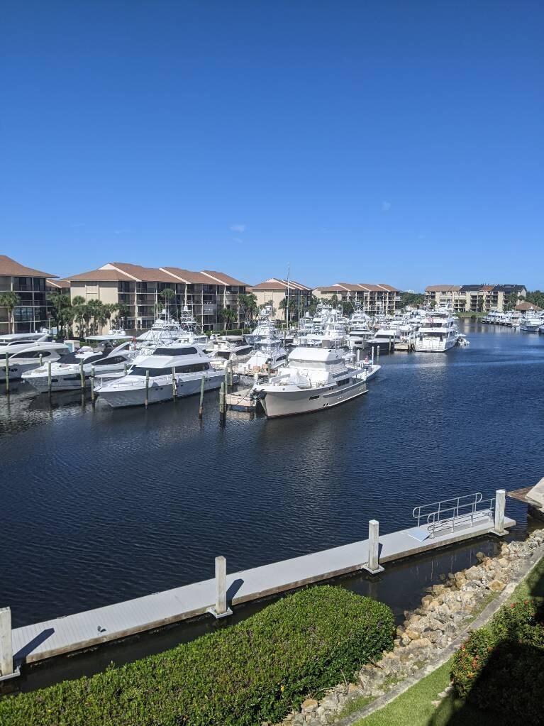 1301 Seafarer Circle 402 Property Photo 2