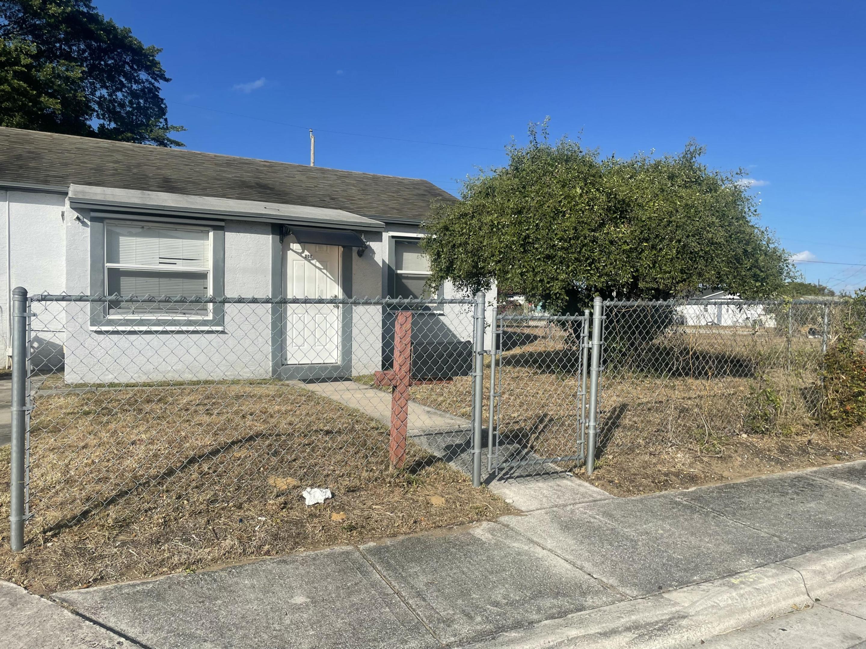 808 W 4th Street W Property Photo 2