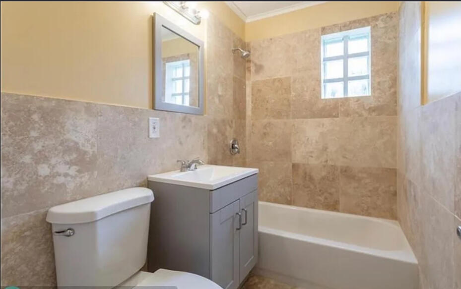 808 W 4th Street W Property Photo 6