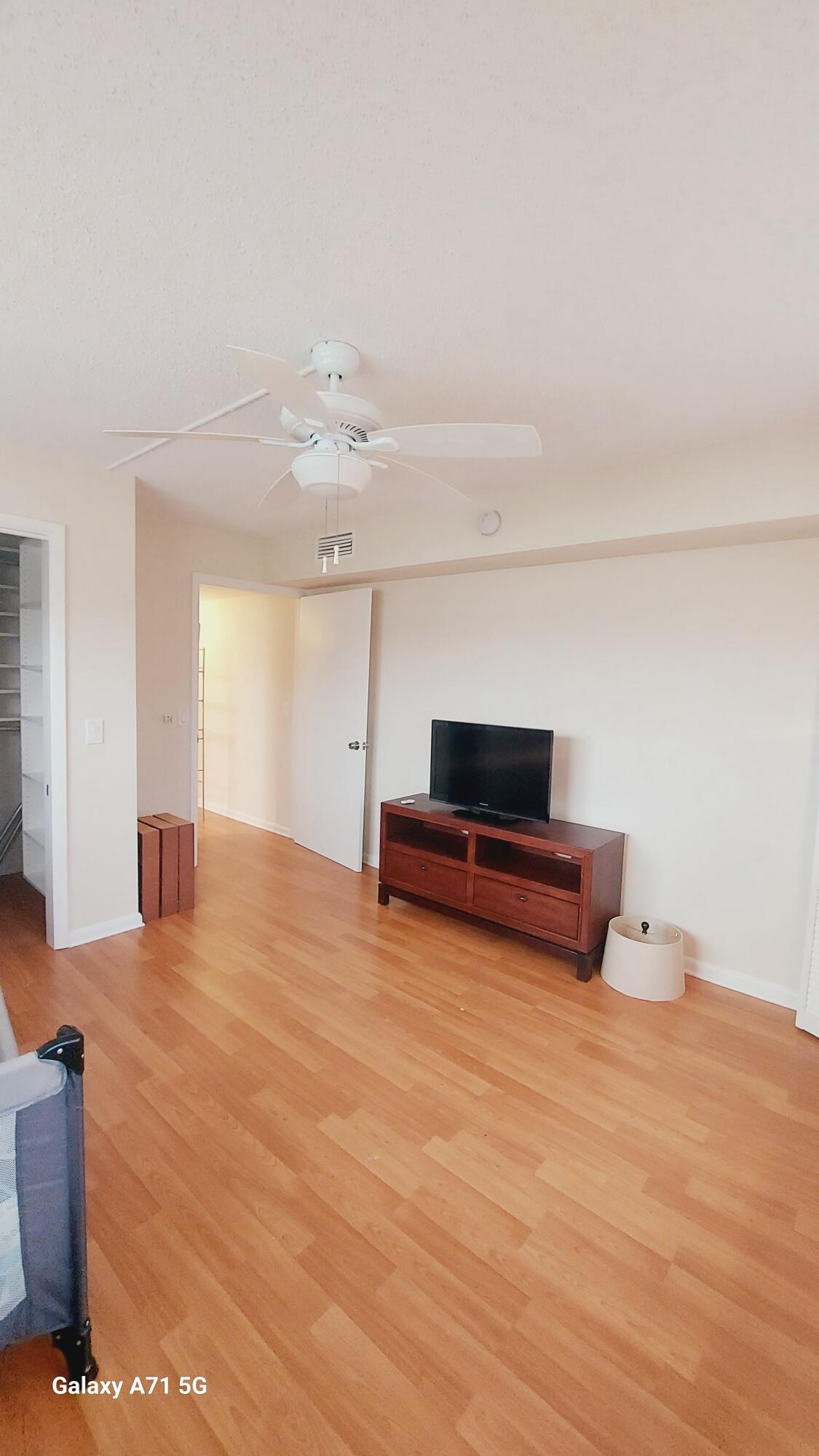 1032 Ainslie B 1032 Property Photo 16