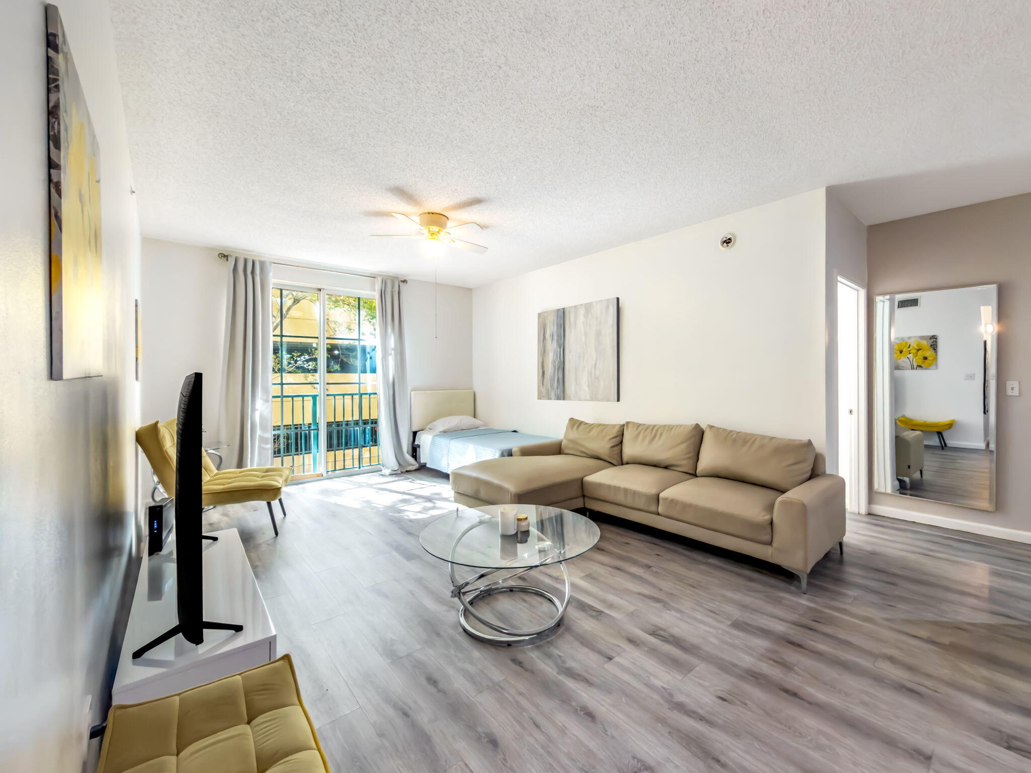 630 S Sapodilla Avenue 218 Property Photo 5