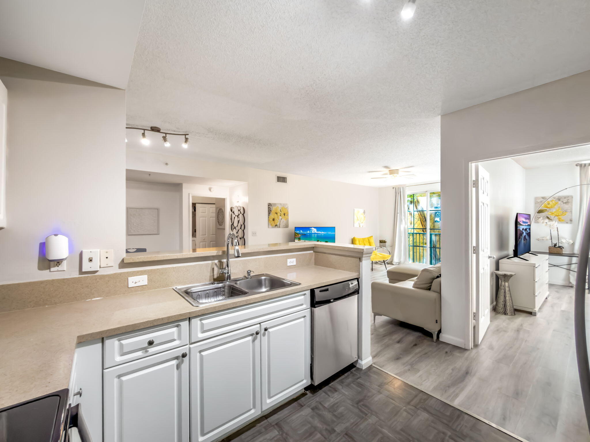 630 S Sapodilla Avenue 218 Property Photo 11