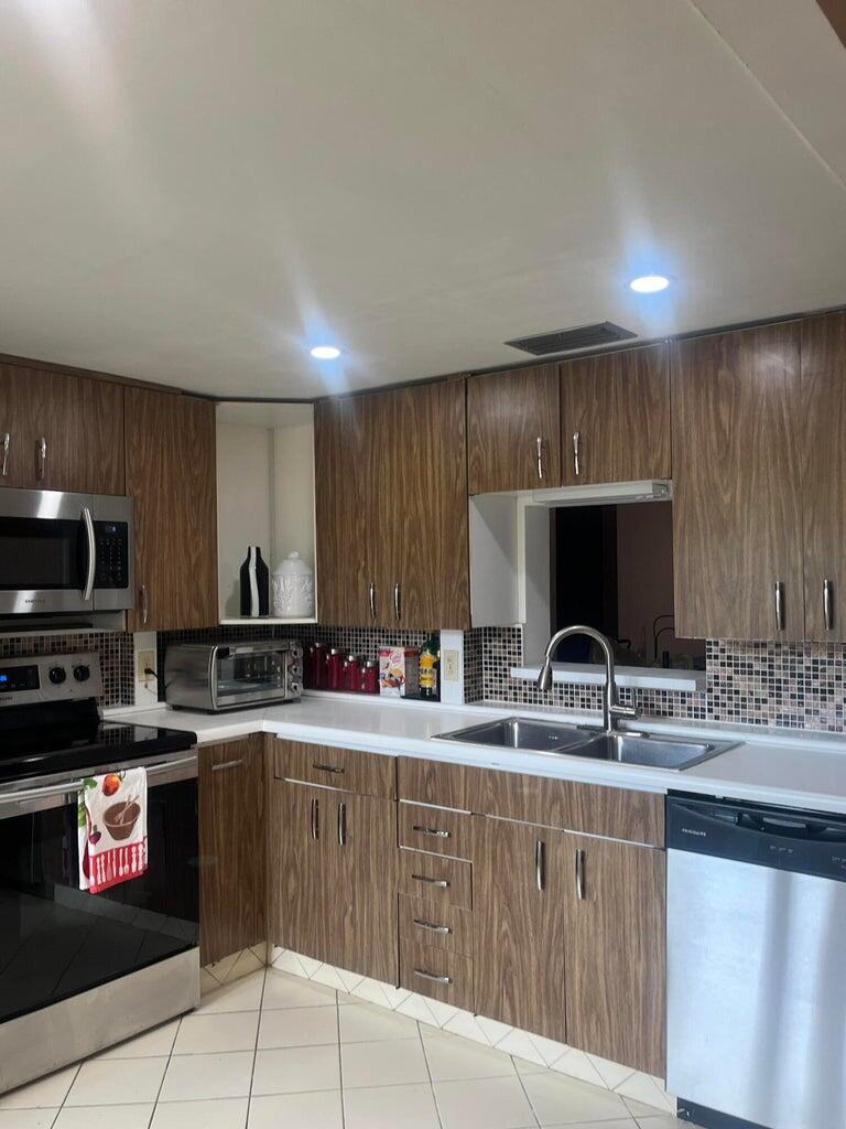 4302 Martinique Circle B2 Property Photo 3
