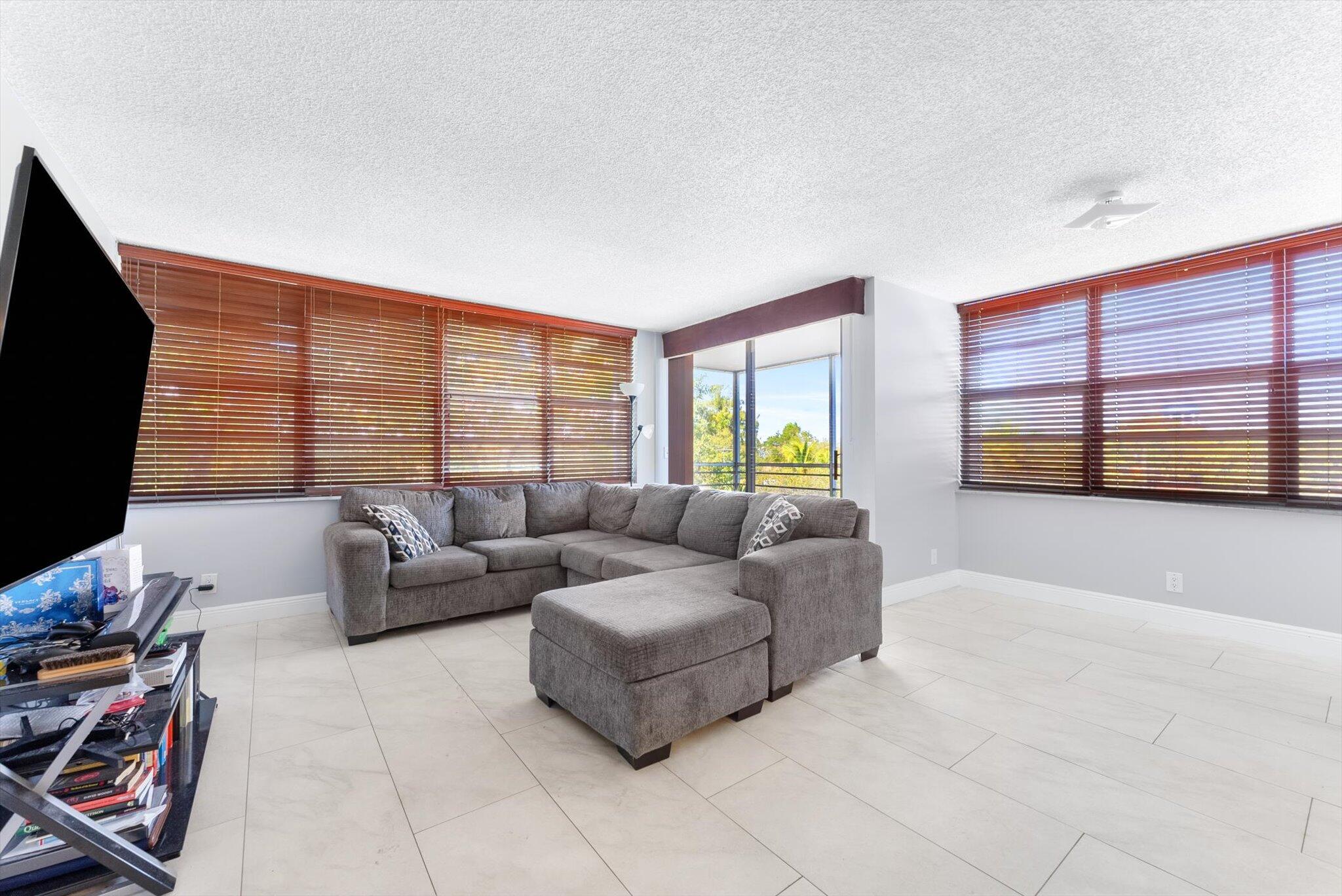 2751 Taft Street 403 Property Photo 8