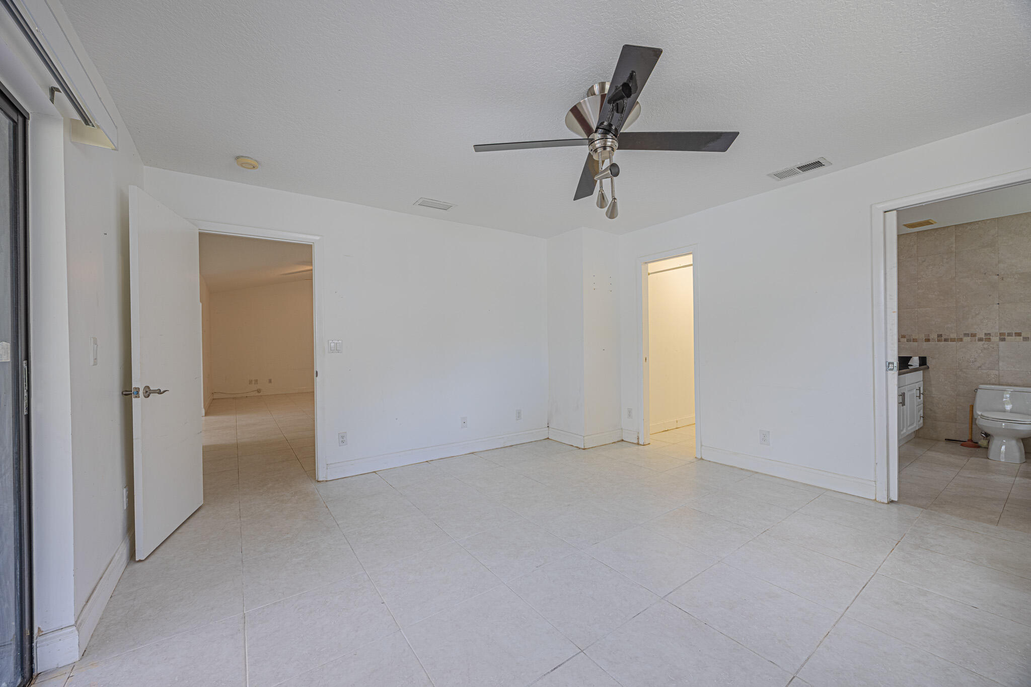 9453 Burlington Place Property Photo 10