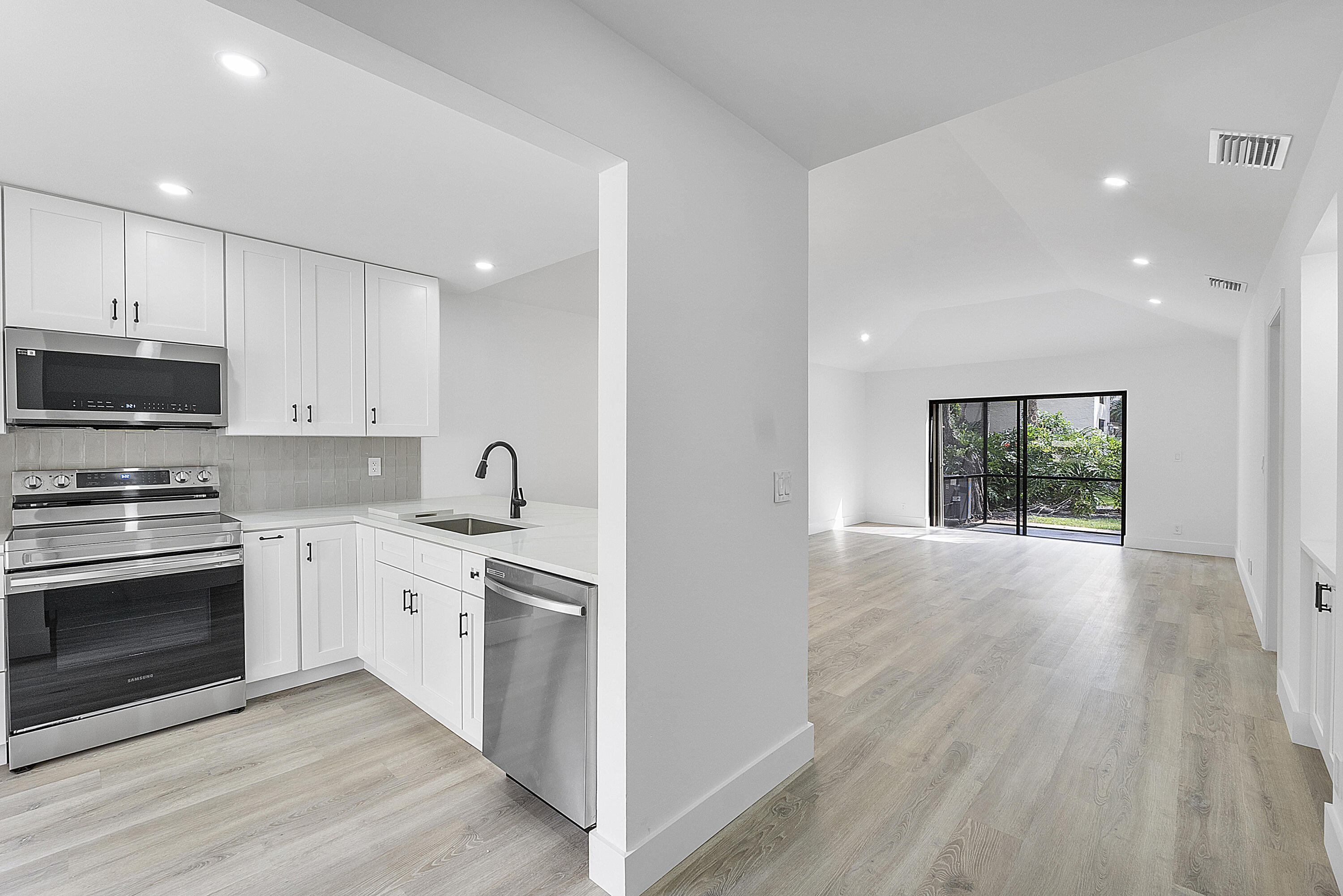 3127 Kingswood Terrace Property Photo 4