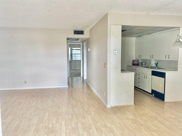 3063 Ainslie D Property Photo 3