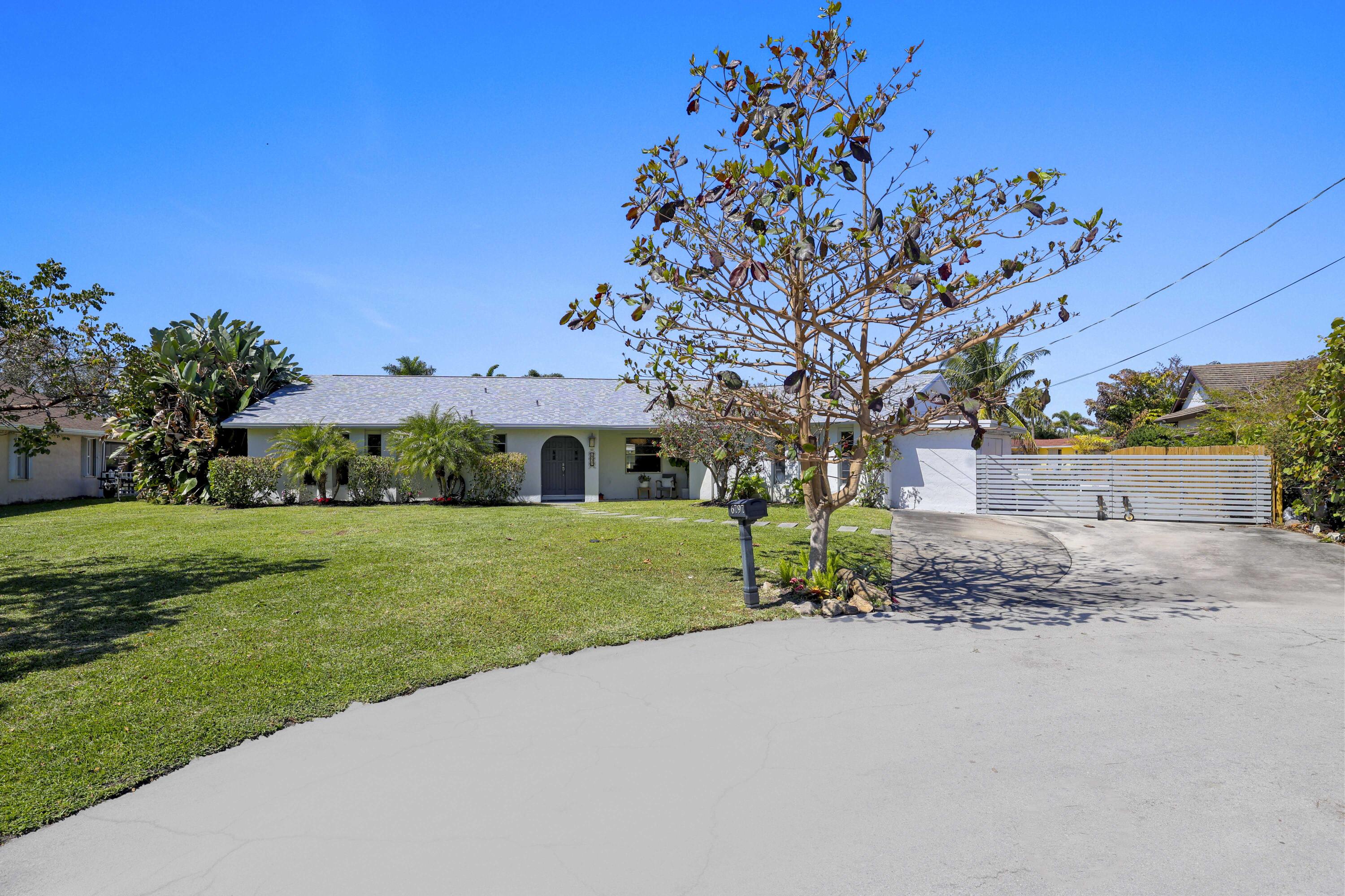 6797 Bayshore Drive Property Photo 4