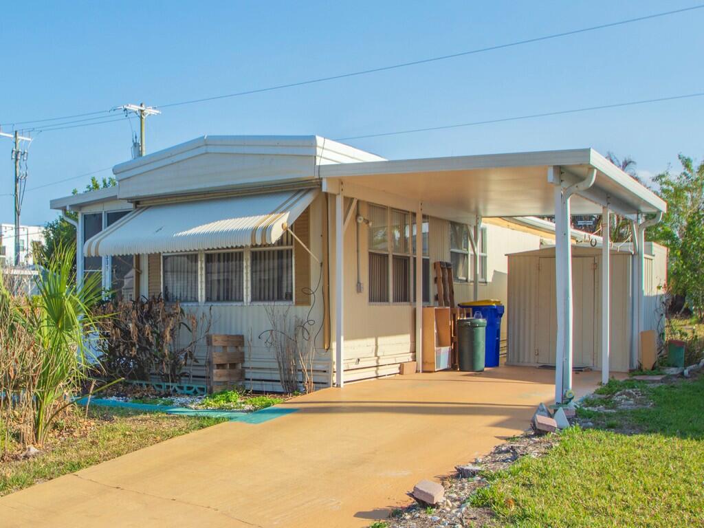 335 NE Tropicalia Lane Property Photo 1