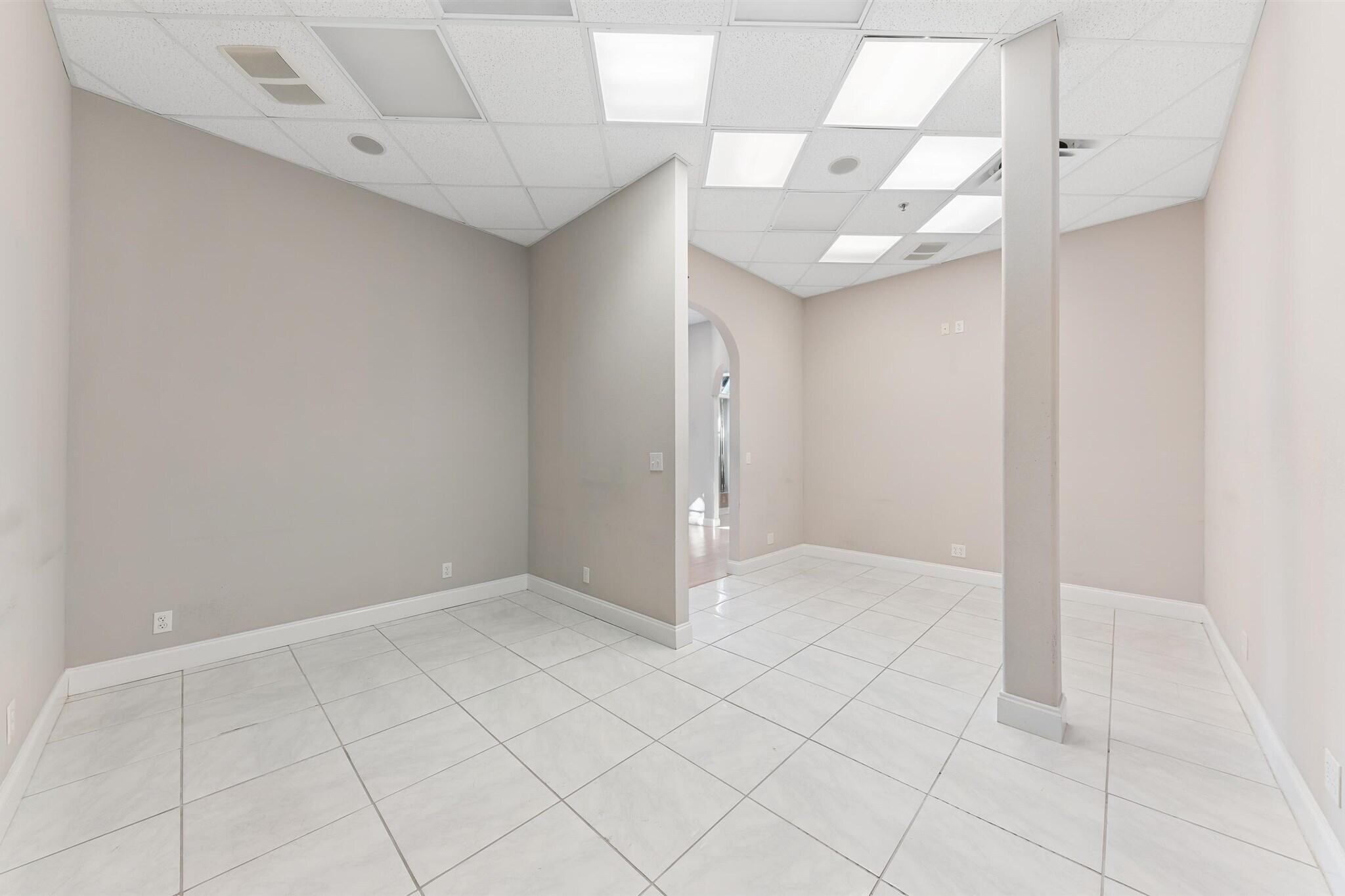 826 N Dixie Highway 11-15 Property Photo 9