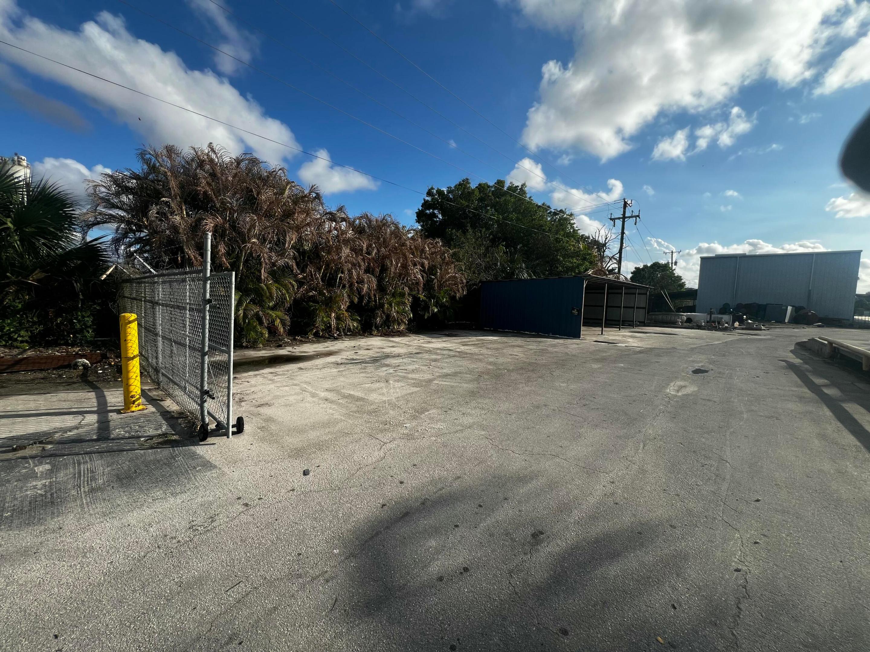 17250 Sw Railroad Avenue Property Photo 3