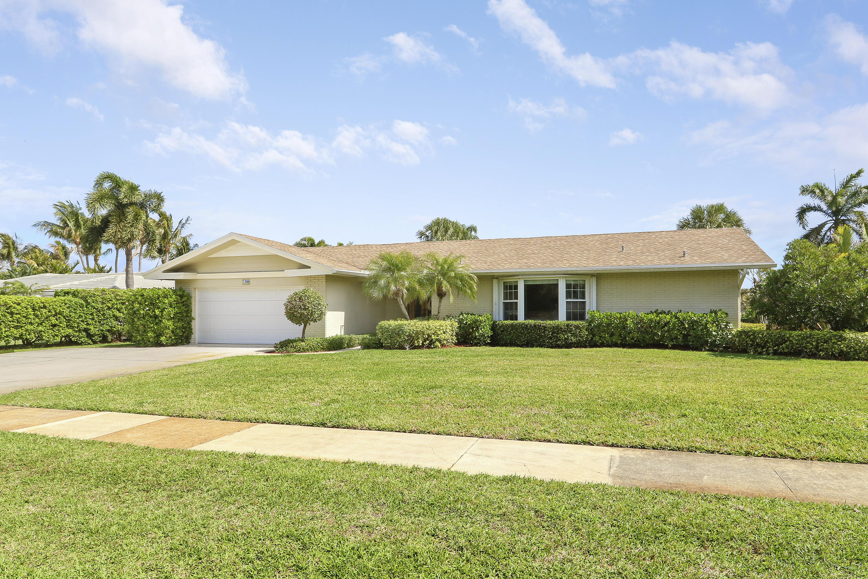 856 Country Club Drive Property Photo 2