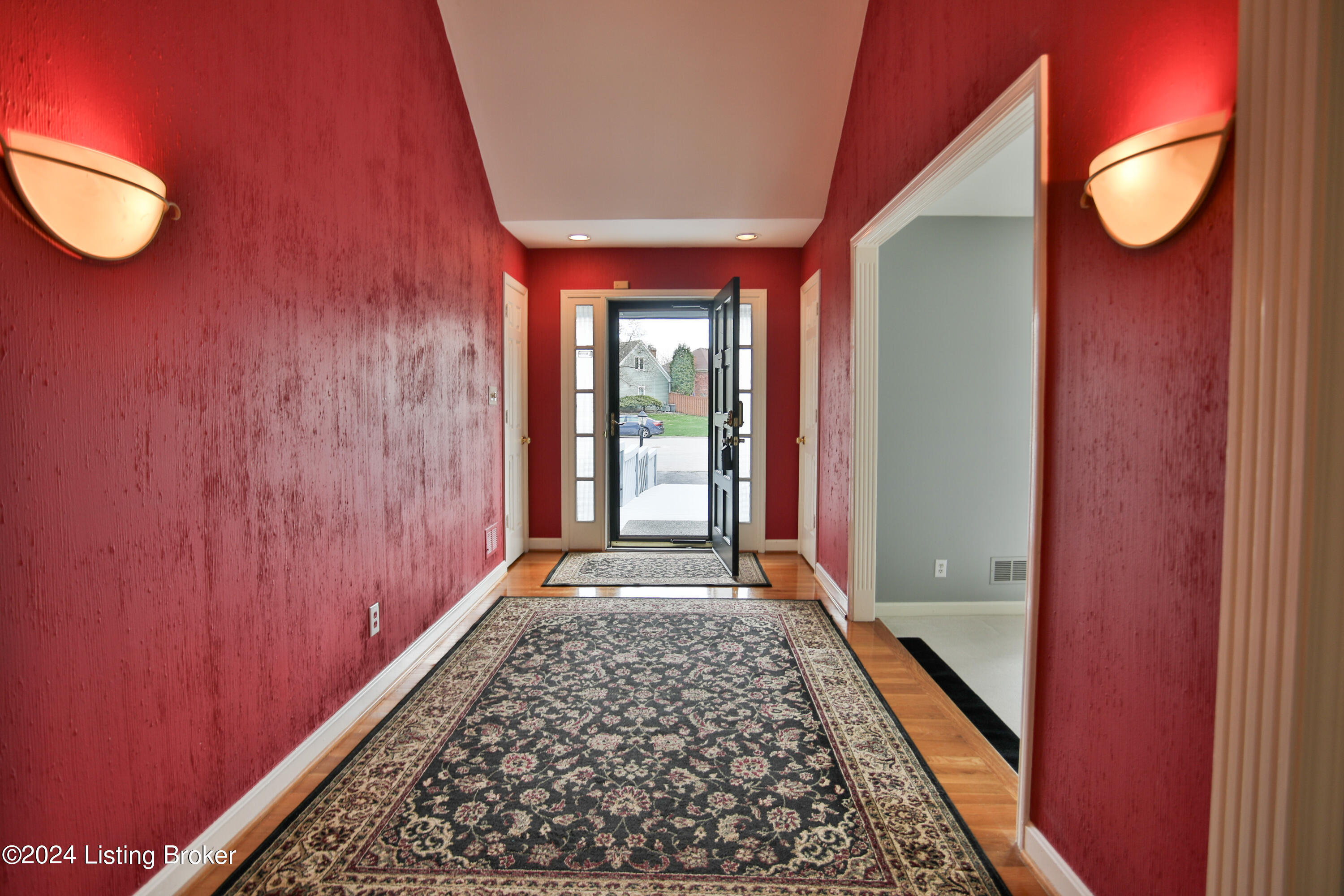 6901 Timber Bluff Ct Property Photo 2