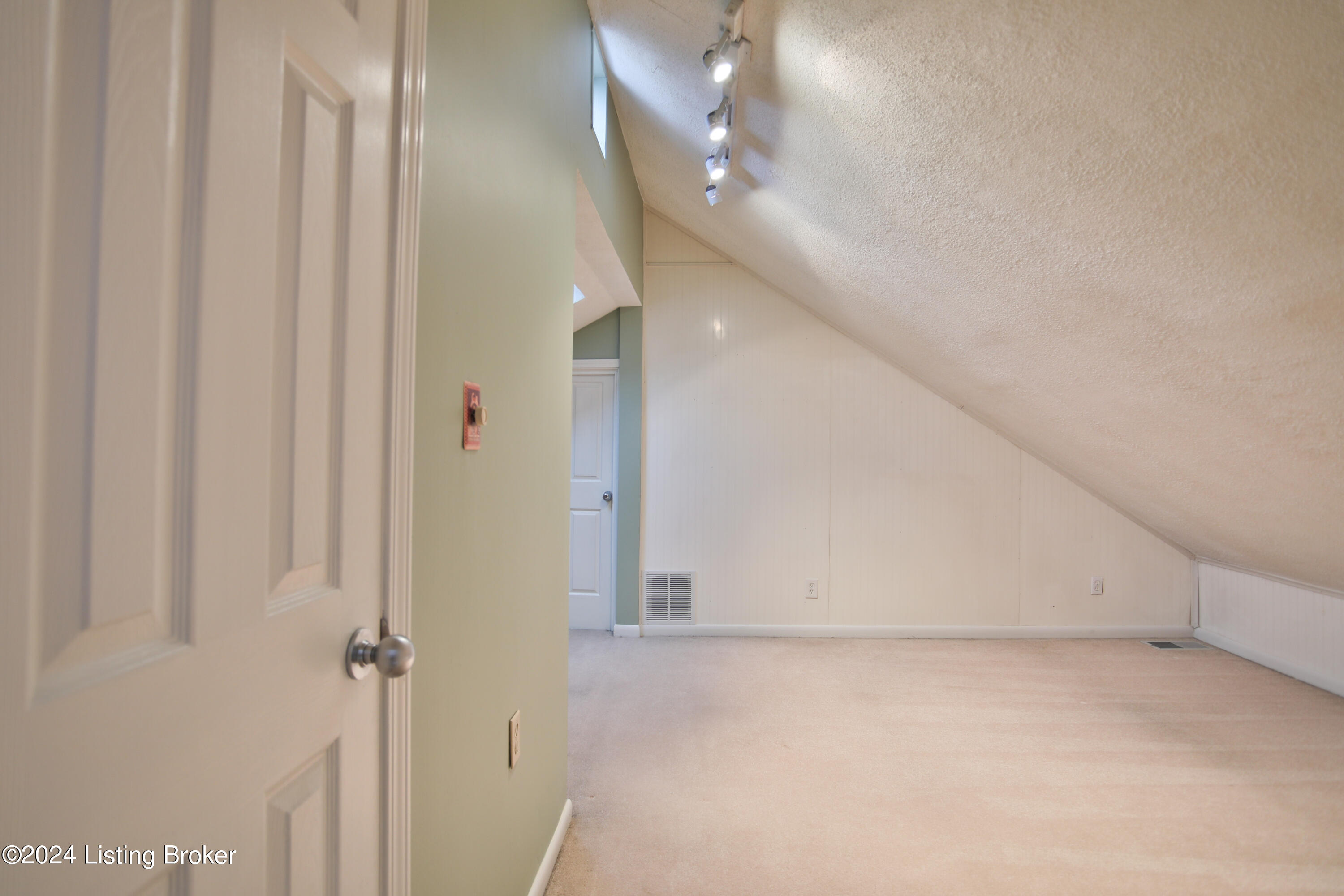 6901 Timber Bluff Ct Property Photo 10