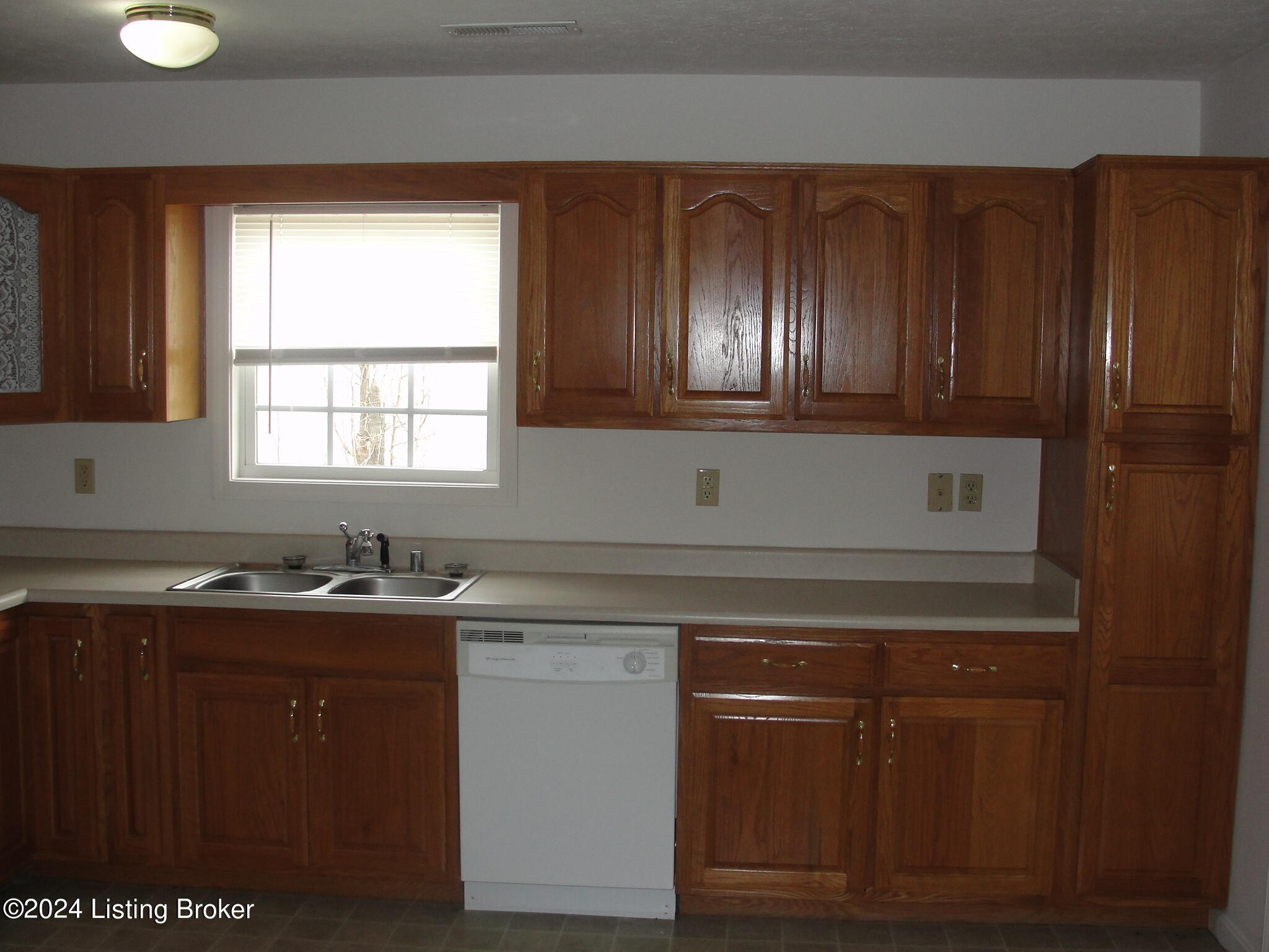 106 Laura Ln Property Photo 4