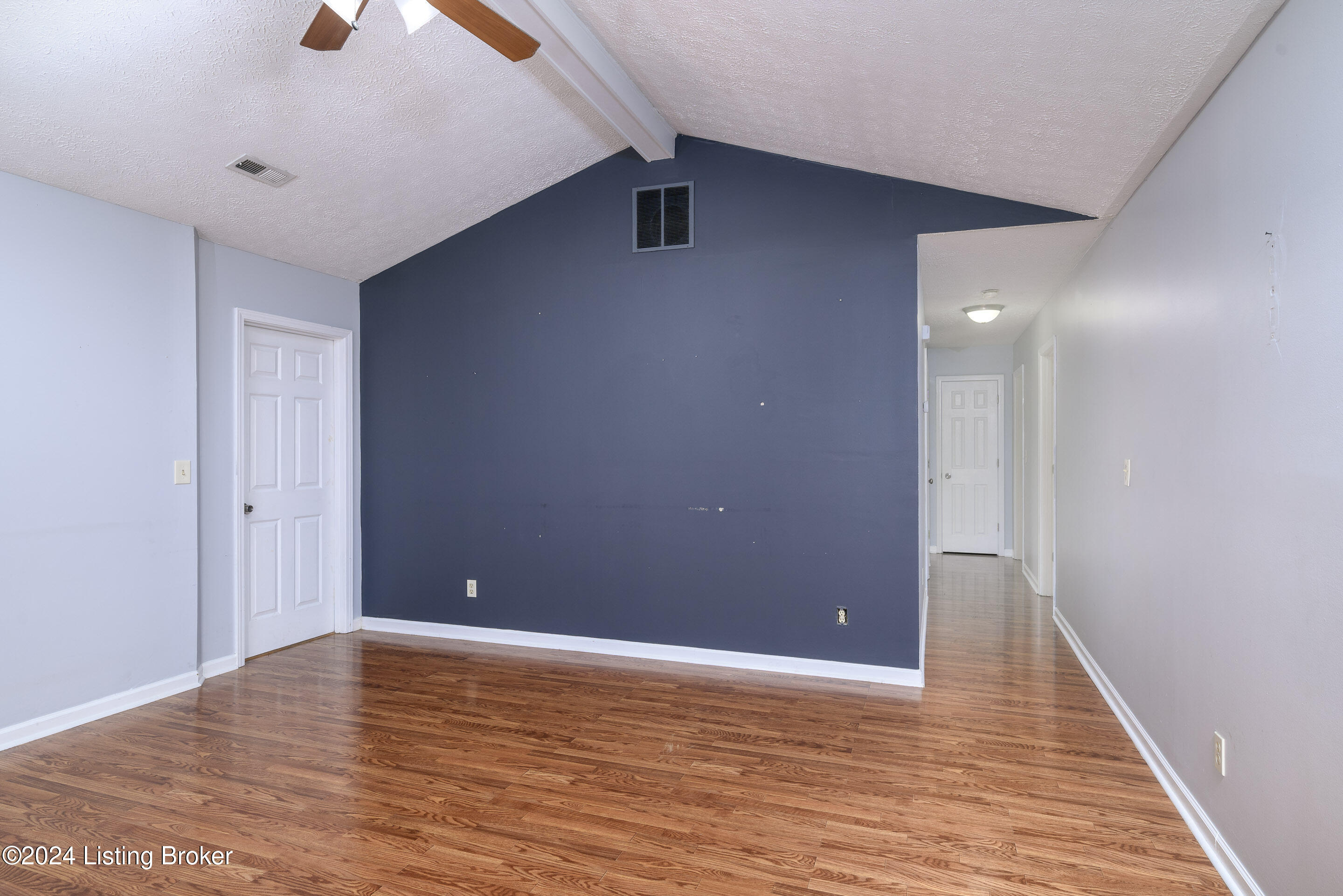 1335 Ne Grace St Property Photo 5