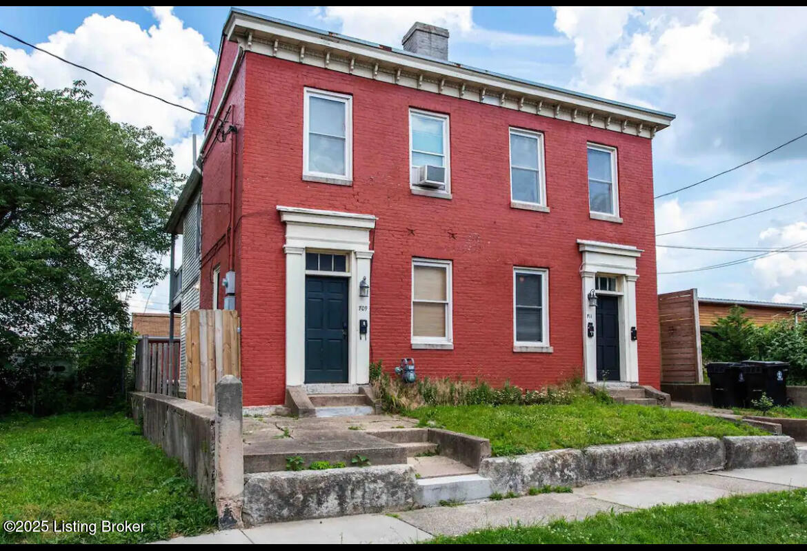 709 E Washington St, 2 Property Photo 1